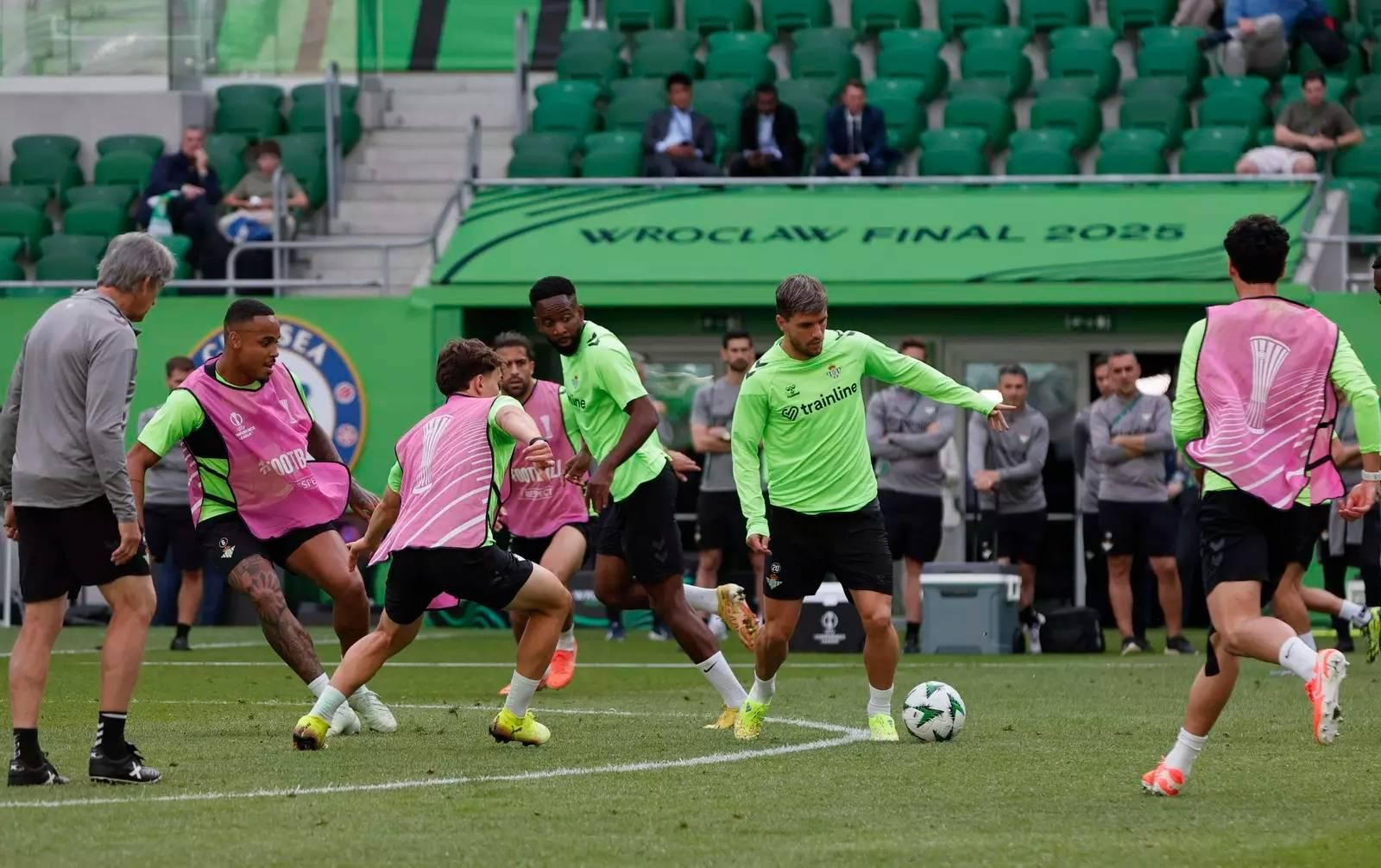 Lo Celso en el entrenamiento del Betis en el Wroclaw Stadium Arena de Brestlavia