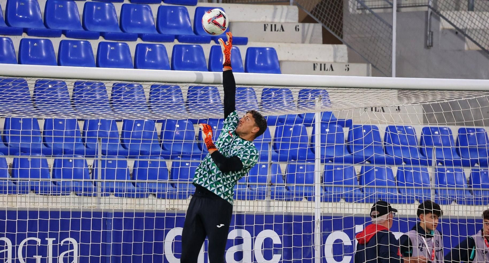 Carlos Marín despeja un balón en el calentamiento previo al Huesca - Córdoba CF.