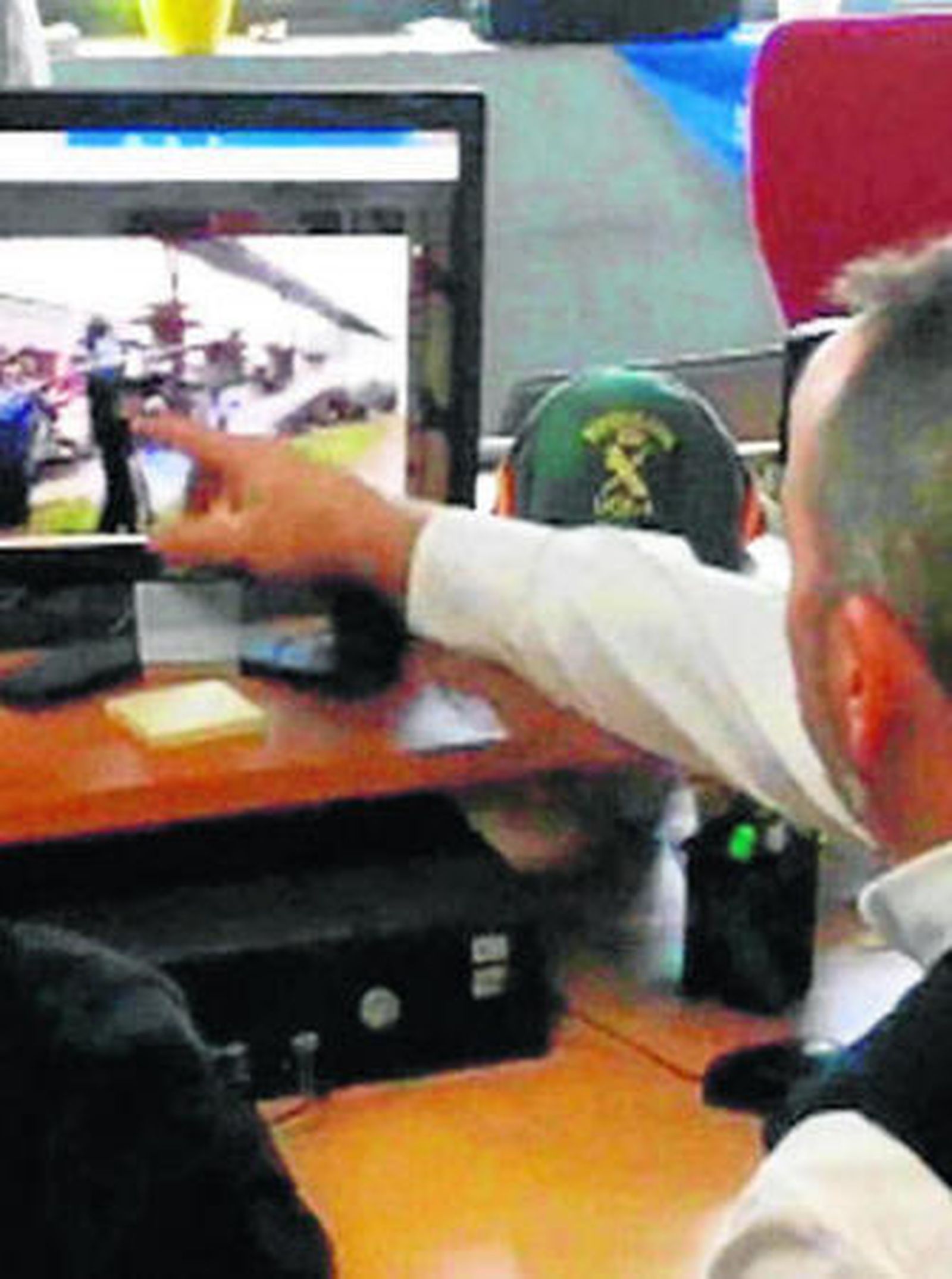 Un agente de la Guardia Civil analiza imágenes en un ordenador.