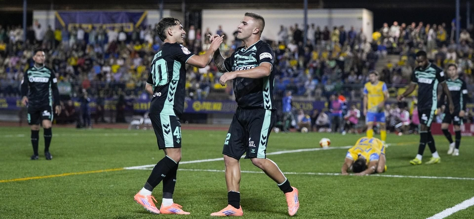 Ángel Ortiz felicita a Pablo García tras su segundo gol en el partido. Ambos fueron dos de los más destacados del Betis en Palma del Río.