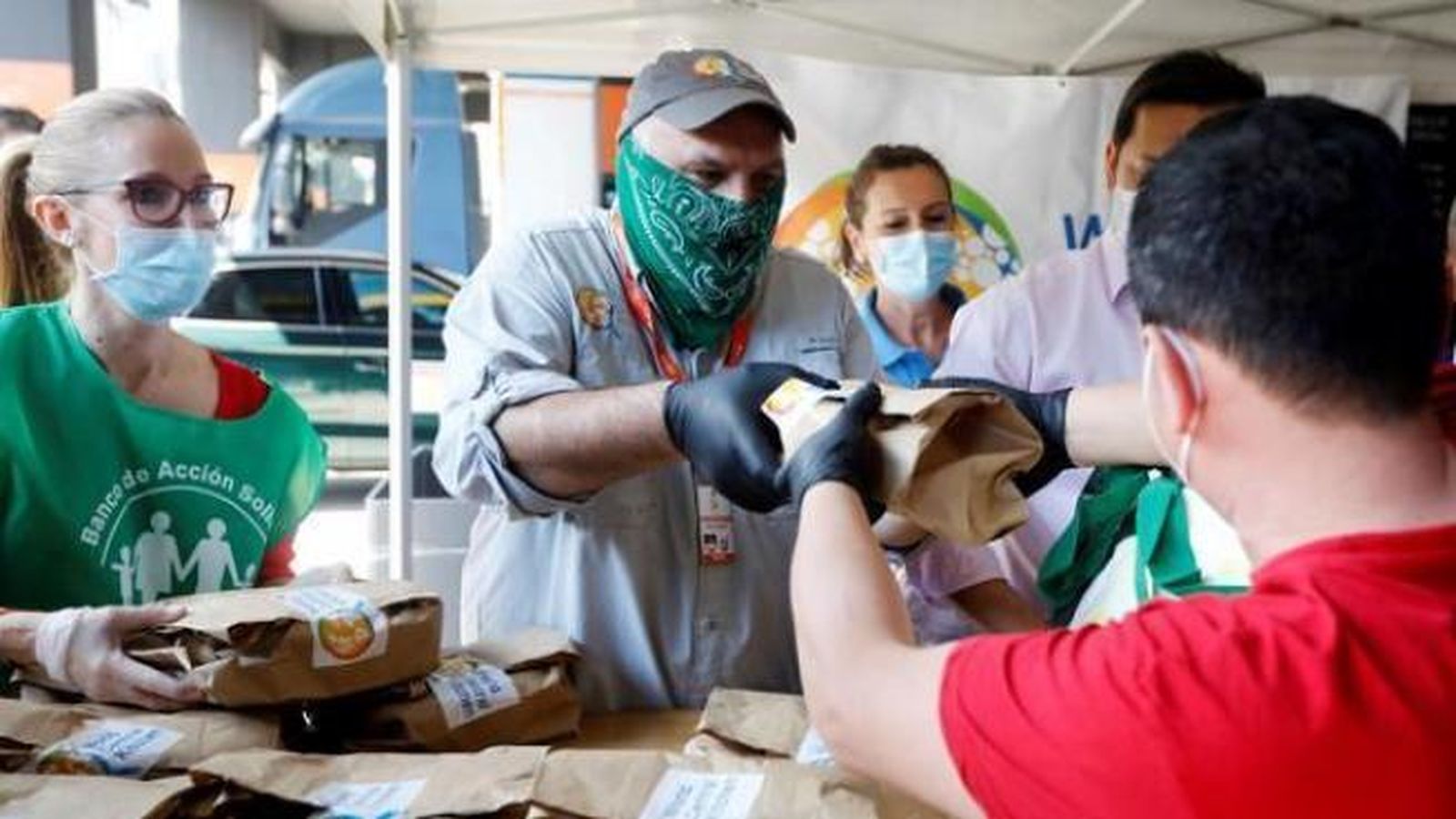 El cocinero José Andrés, repartiendo comidas en Mestalla.