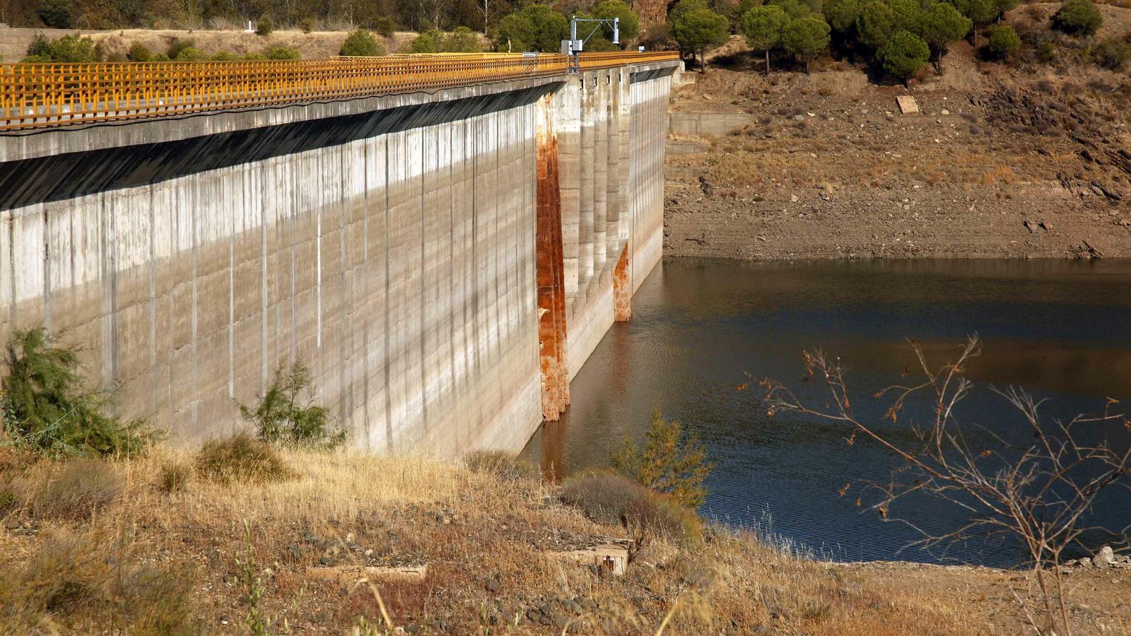 Uno de los embalses de la provincia de Huelva, con un nivel de agua que ha disminuido en los últimos meses.