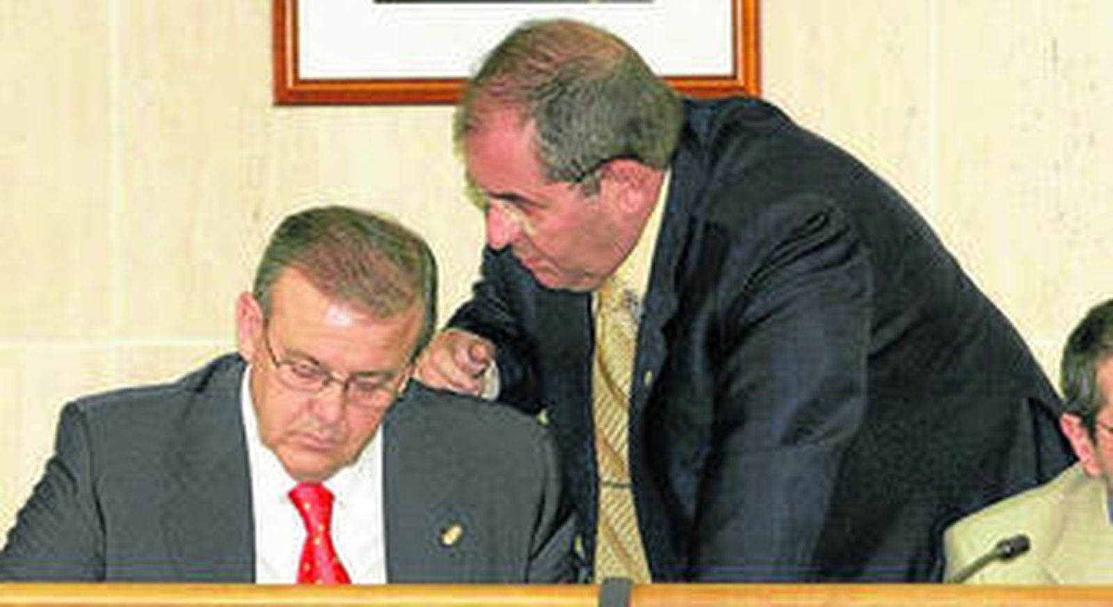 Juan Enciso y José Alemán en un pleno en El Ejido.