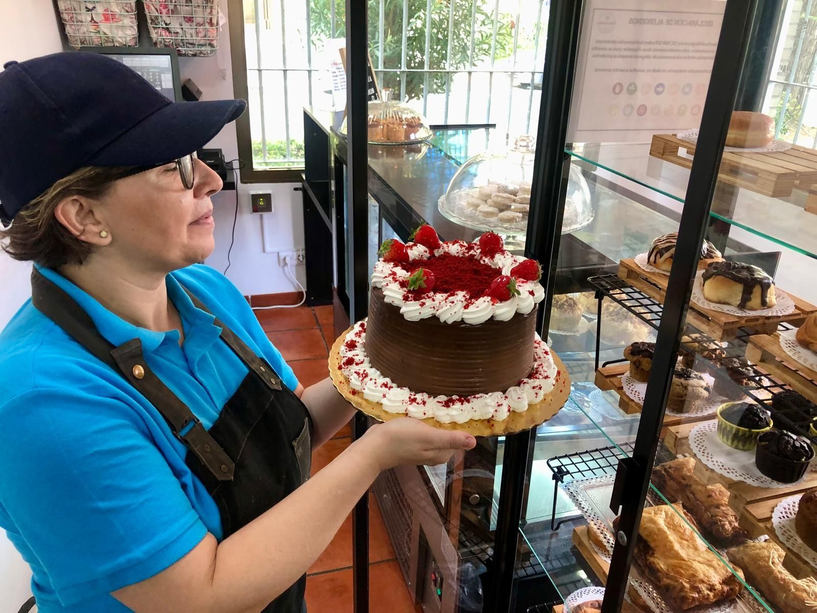 Conchi, la maestra pastelera de Dulce Armonía, la mejor pastelería de Jerez, según los clientes.
