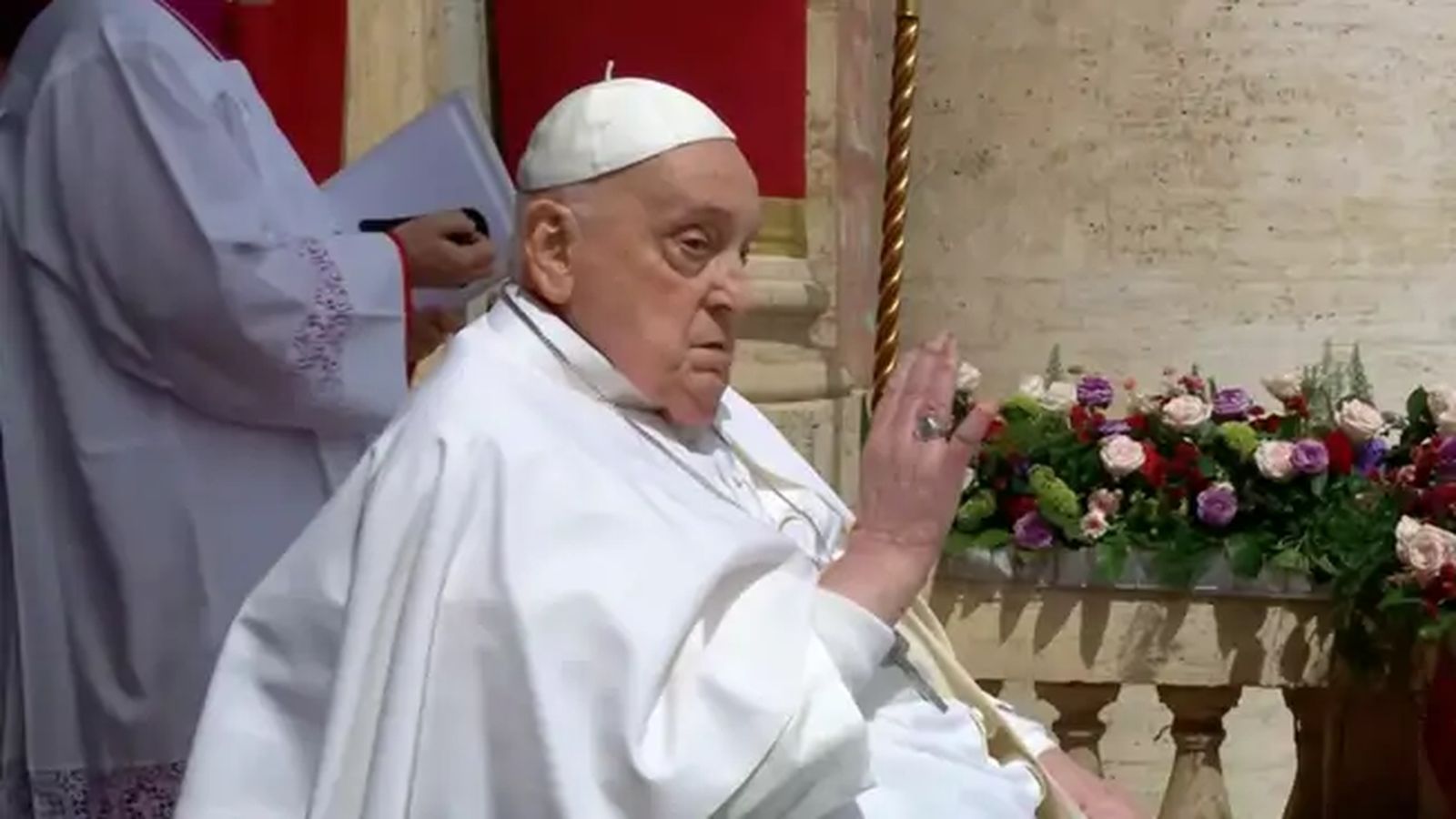 El Papa da la bendición 'Urbi et Orbi' tras la misa de Resurrección.