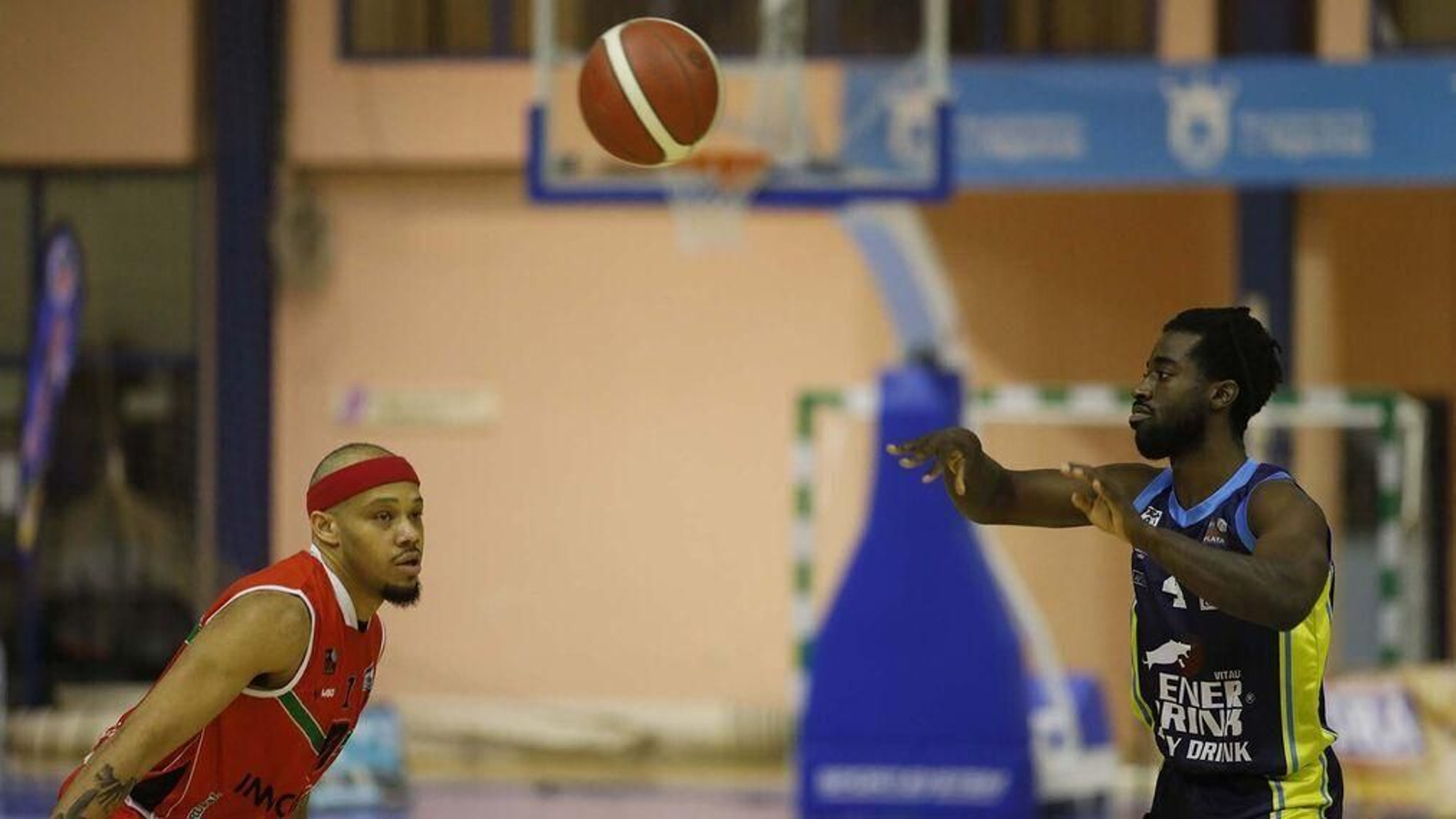 Kedar Nkosi (d), baja ante Alcobendas, durante el Udea-Zamora