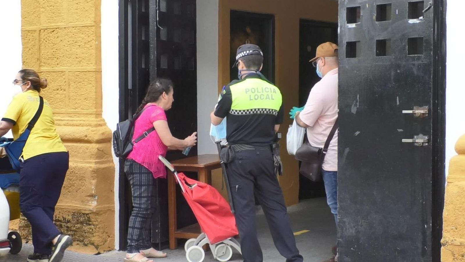 Policía entrega mascarillas y gel a una clienta del Mercado