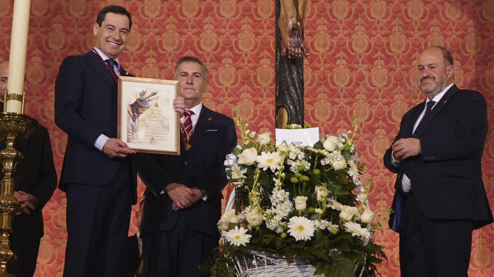 Juanma Moreno ha visitado al Cristo de Dalías.