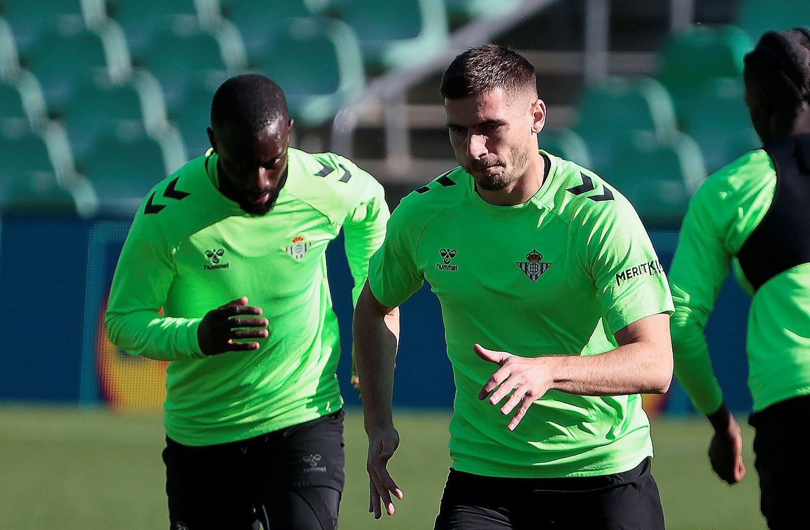 Sabaly y Perraud, en un momento del entrenamiento de este jueves en el Benito Villamarín.