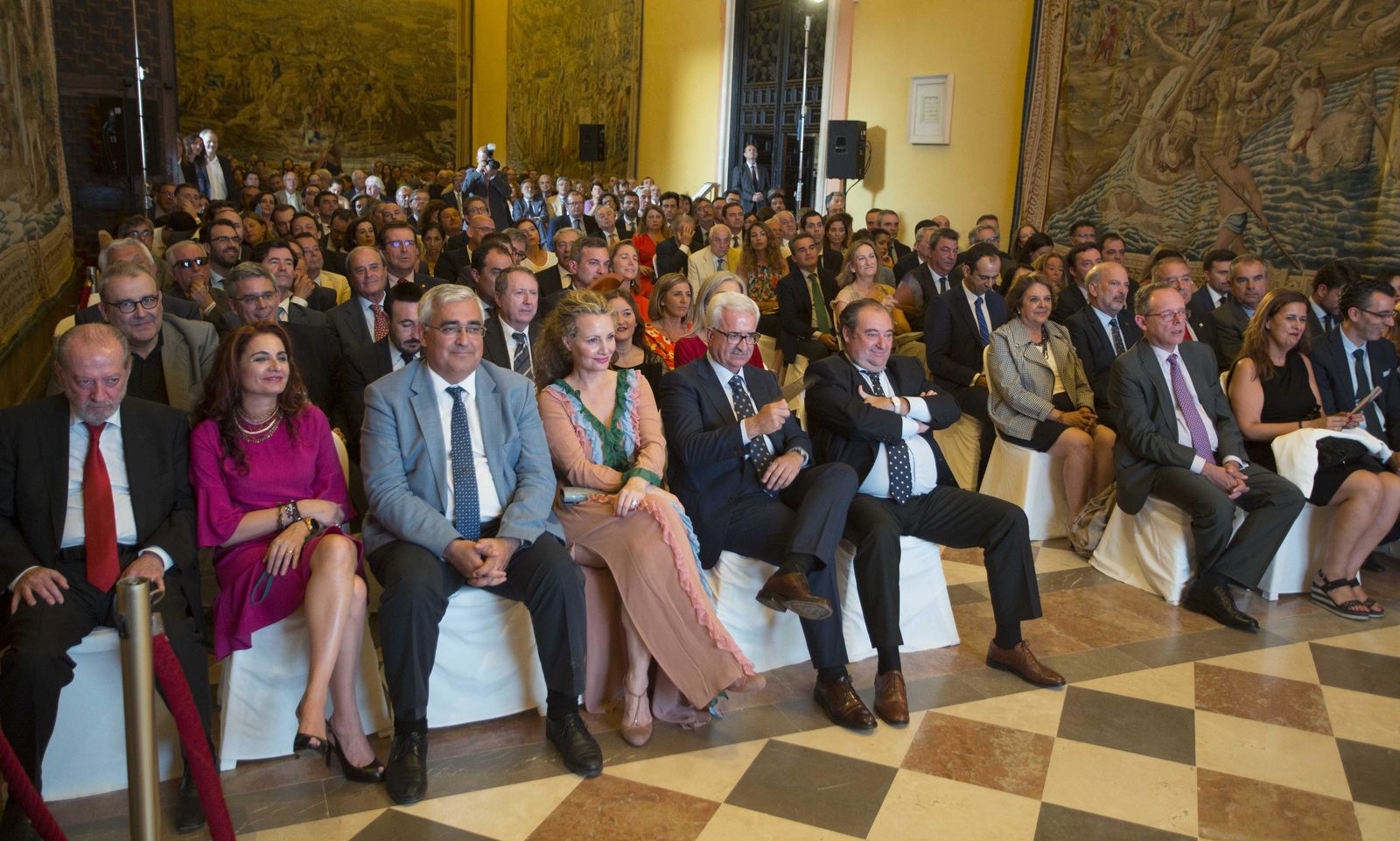 Una imagen del público que asistió al acto. En la primera fila, Fernando Rodríguez Villalobos; María Jesús Montero, consejera de Hacienda; Antonio Ramírez de Arellano; Marita Rufino; Manuel Jiménez Barrios y Tomás Valiente, adjunto al presidente del Grupo Joly.