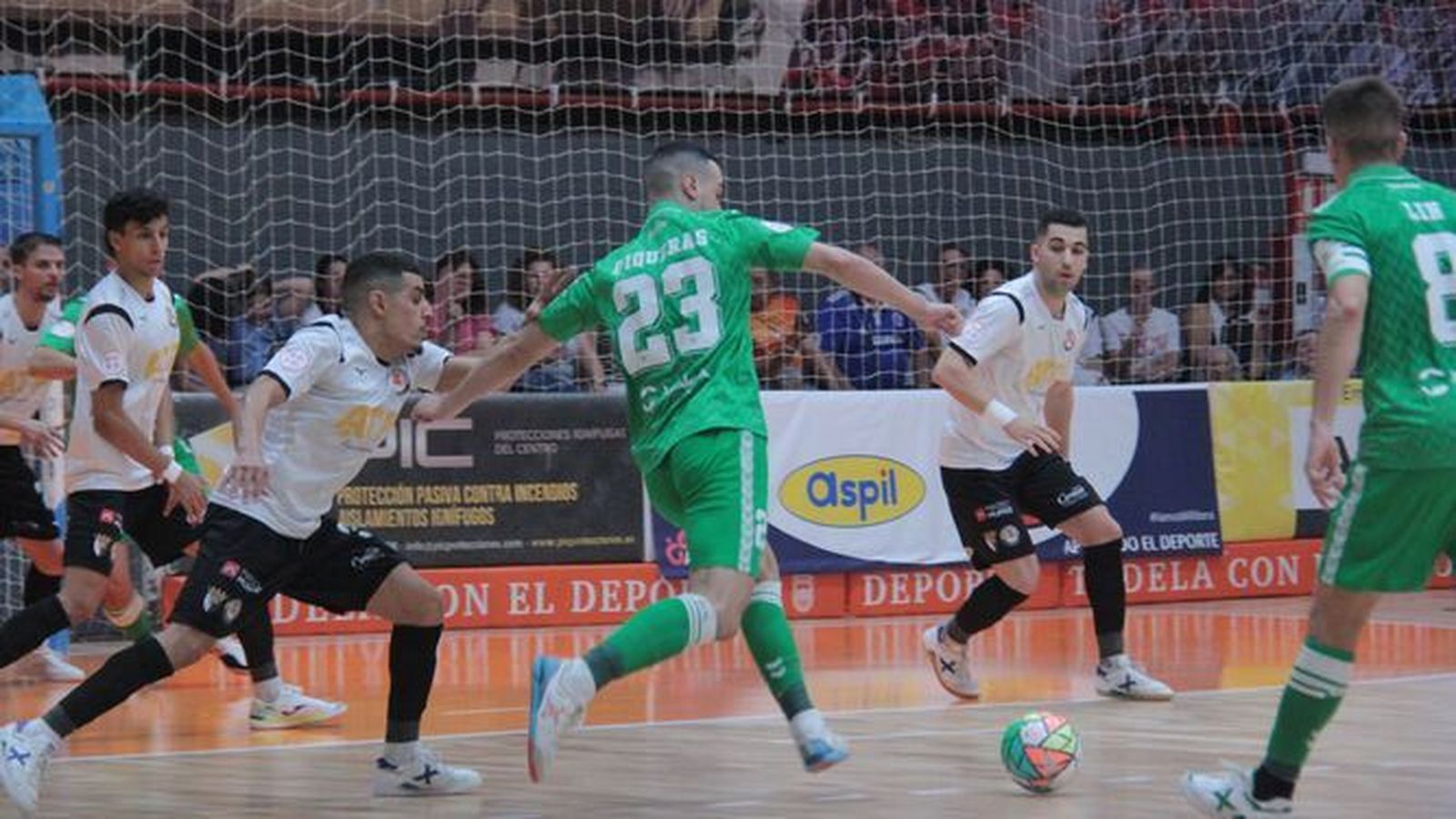 El bético Piqueras dispara a puerta en el partido contra el Ribera Navarra.