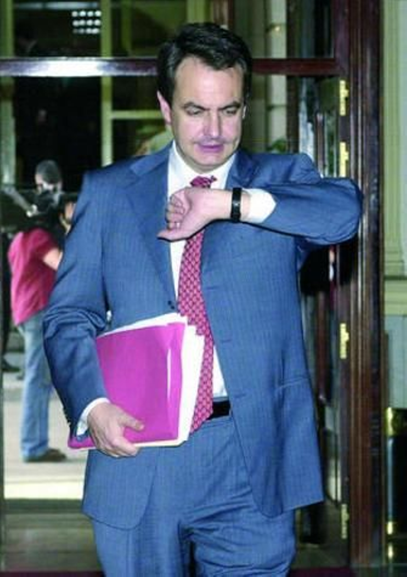 Zapatero comprueba la buena marcha de su reloj durante un pasado Debate sobre el estado de la Nación.