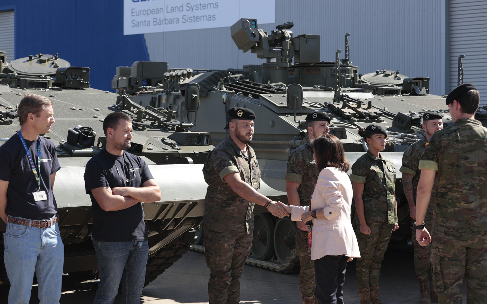 La visita de la ministra de Defensa a la fábrica De Santa Bárbara en imágenes