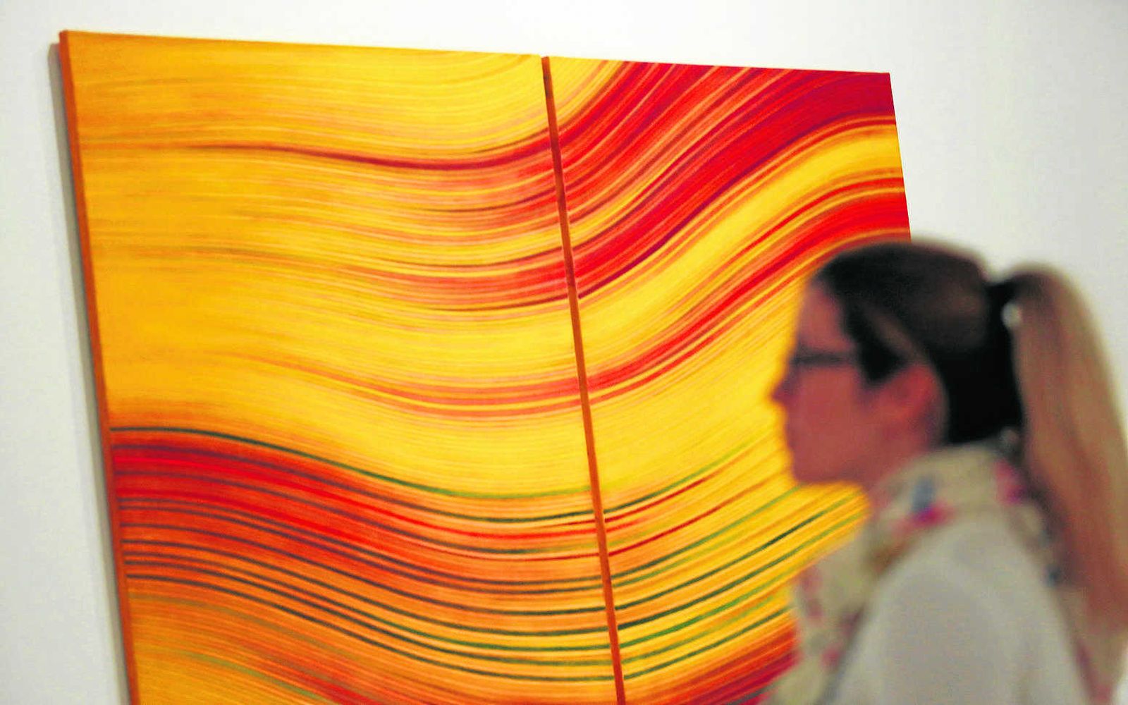 Una visitante pasa ante el óleo sobre lienzo titulado 'Matilde Coral' (2006-2007).