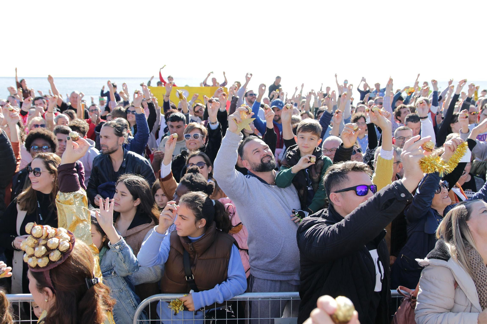 Cientos de personas se juntan en Mojácar para comerse un Ferrero Rocher