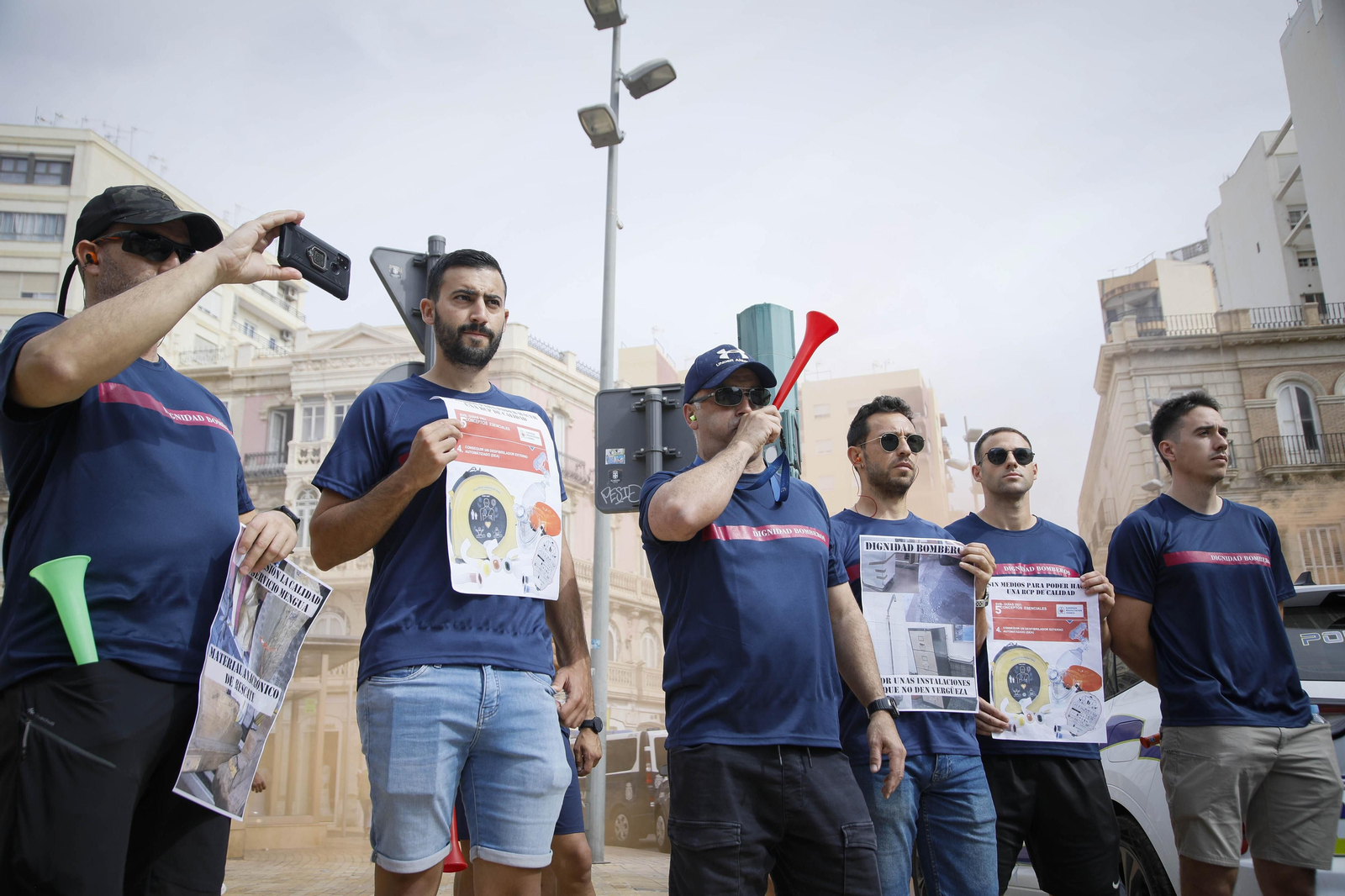 Manifestación de los bomberos quemados de Almería, en imágenes