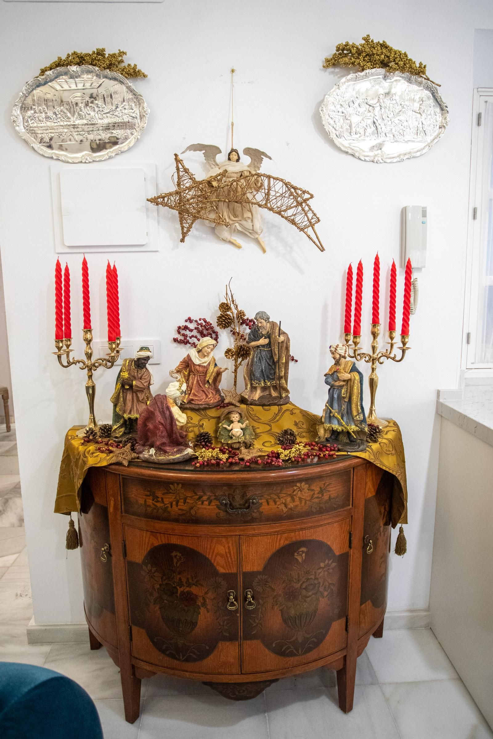 Un misterio de la tienda de artículos religiosos ‘Pose´s’ decora estos días un mueble entredós.
