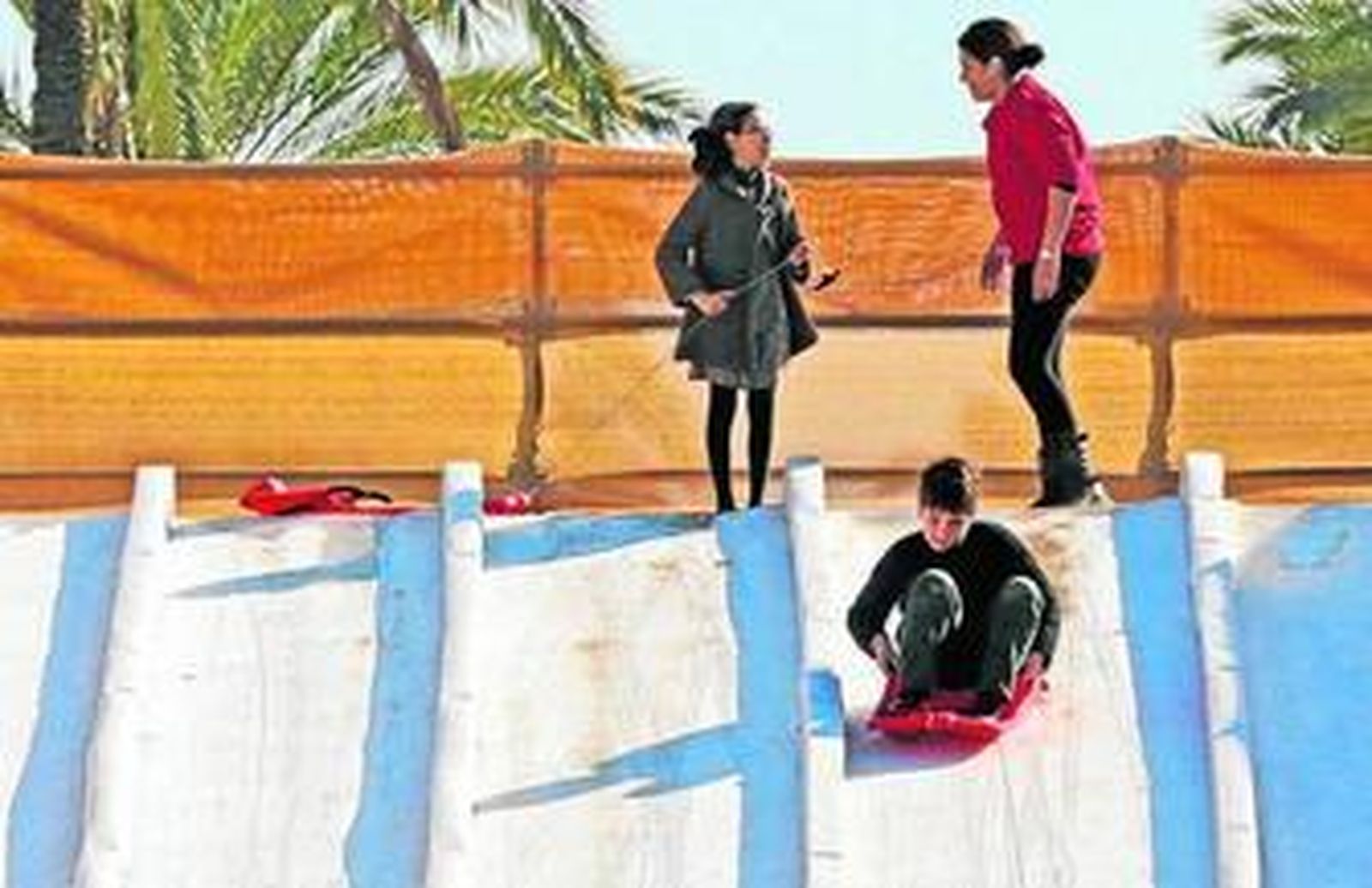 Varios niños disfrutan ayer de la pista de hielo situada en el corazón del parque González Hontoria.