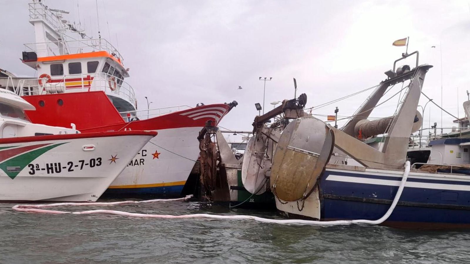 barrera anticontaminación desplegada alrededor del buque afectado
