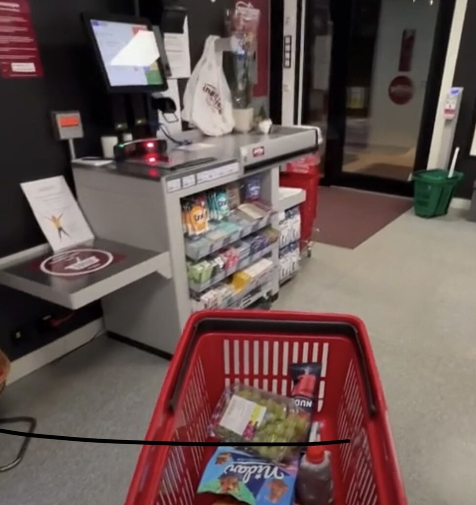 Zona de cobro en supermercado del Polo Norte