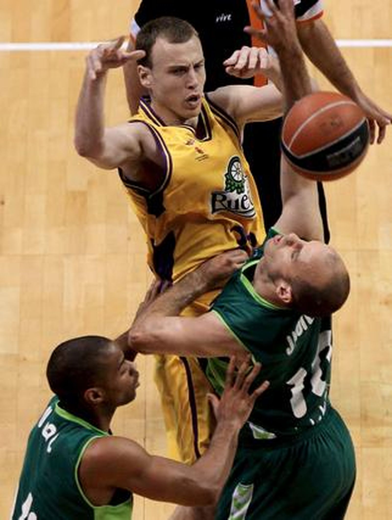 El Unicaja saca la visa virtual para los 'play off' por el título con una convincente victoria ante el Blancos de Rueda (88-58).