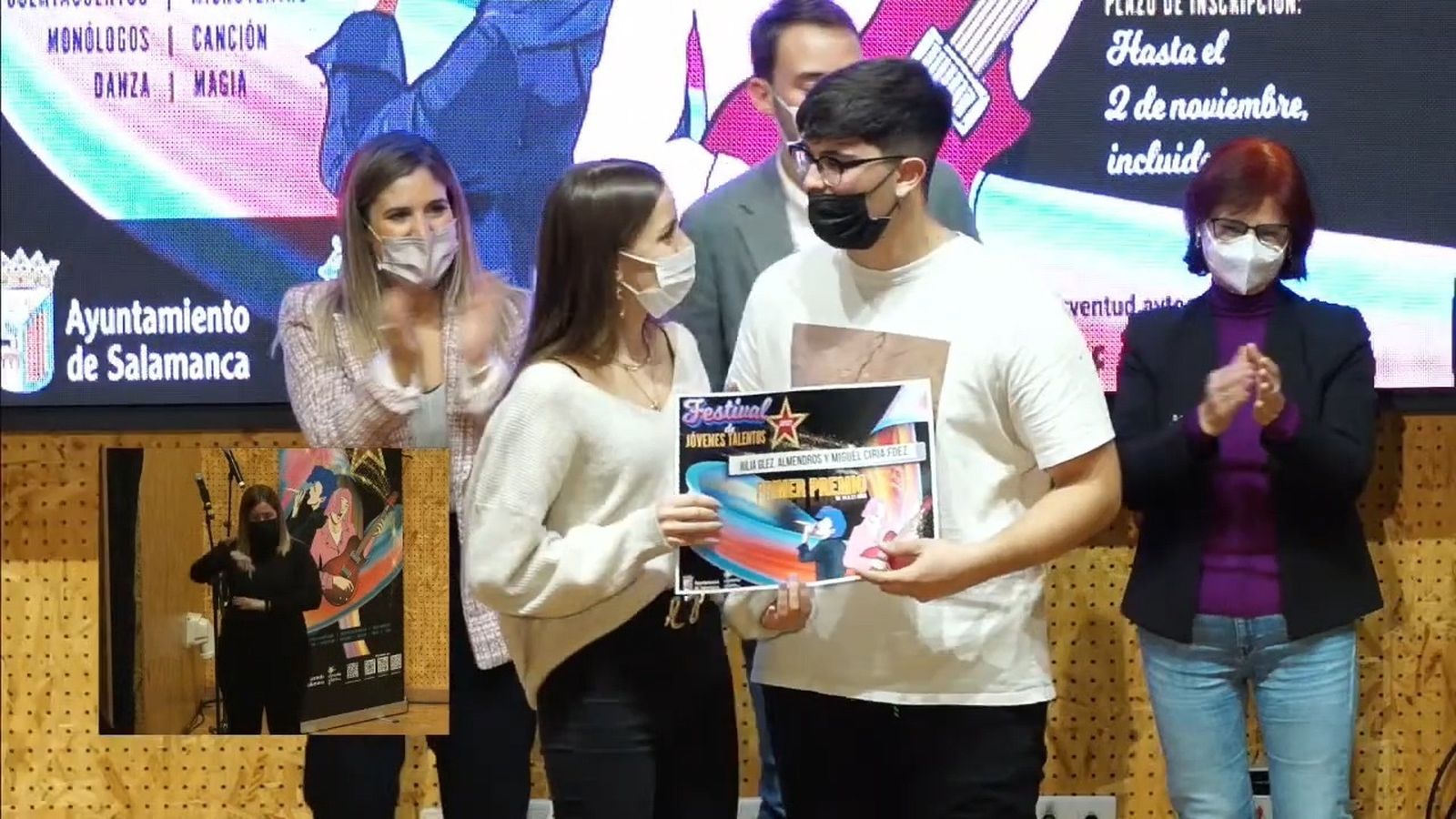 Julia González y Miguel Ciria, con su diploma tras la final del certamen.