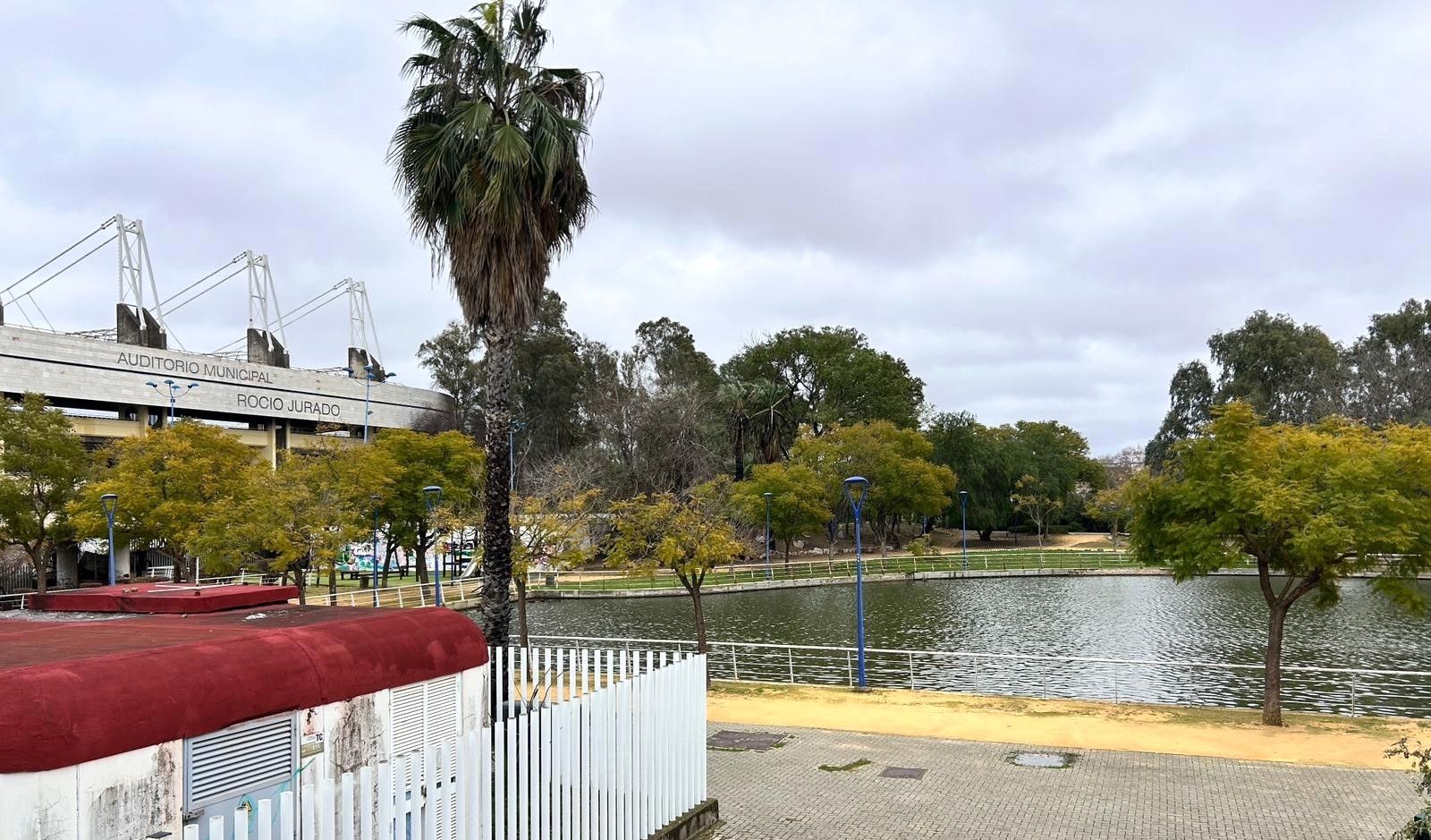 El canal de la Expo está pegado al río y conecta con el lago del Pabellón de España