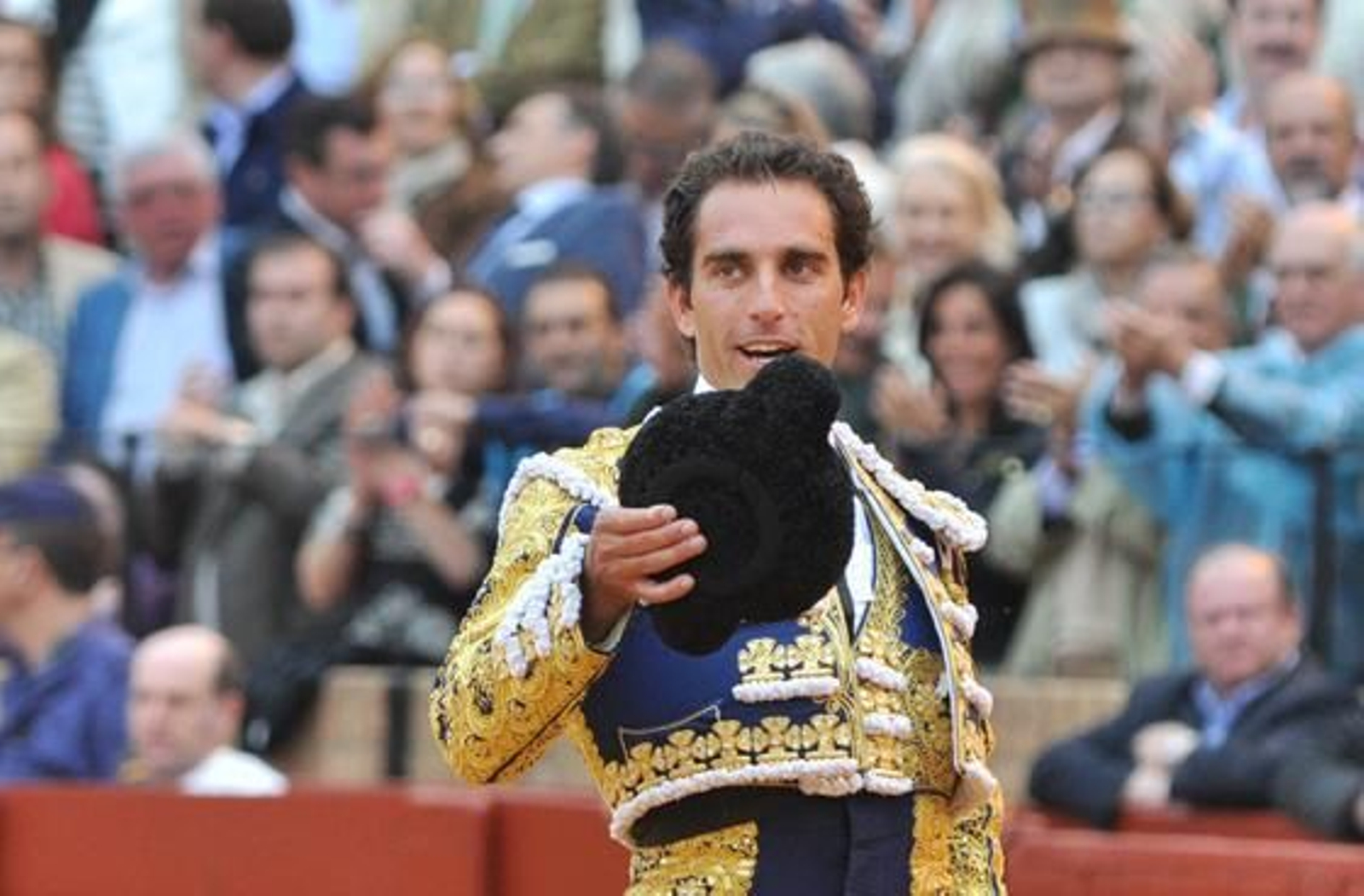 Cortés agradece al público su faena.

Foto: Manuel Gómez