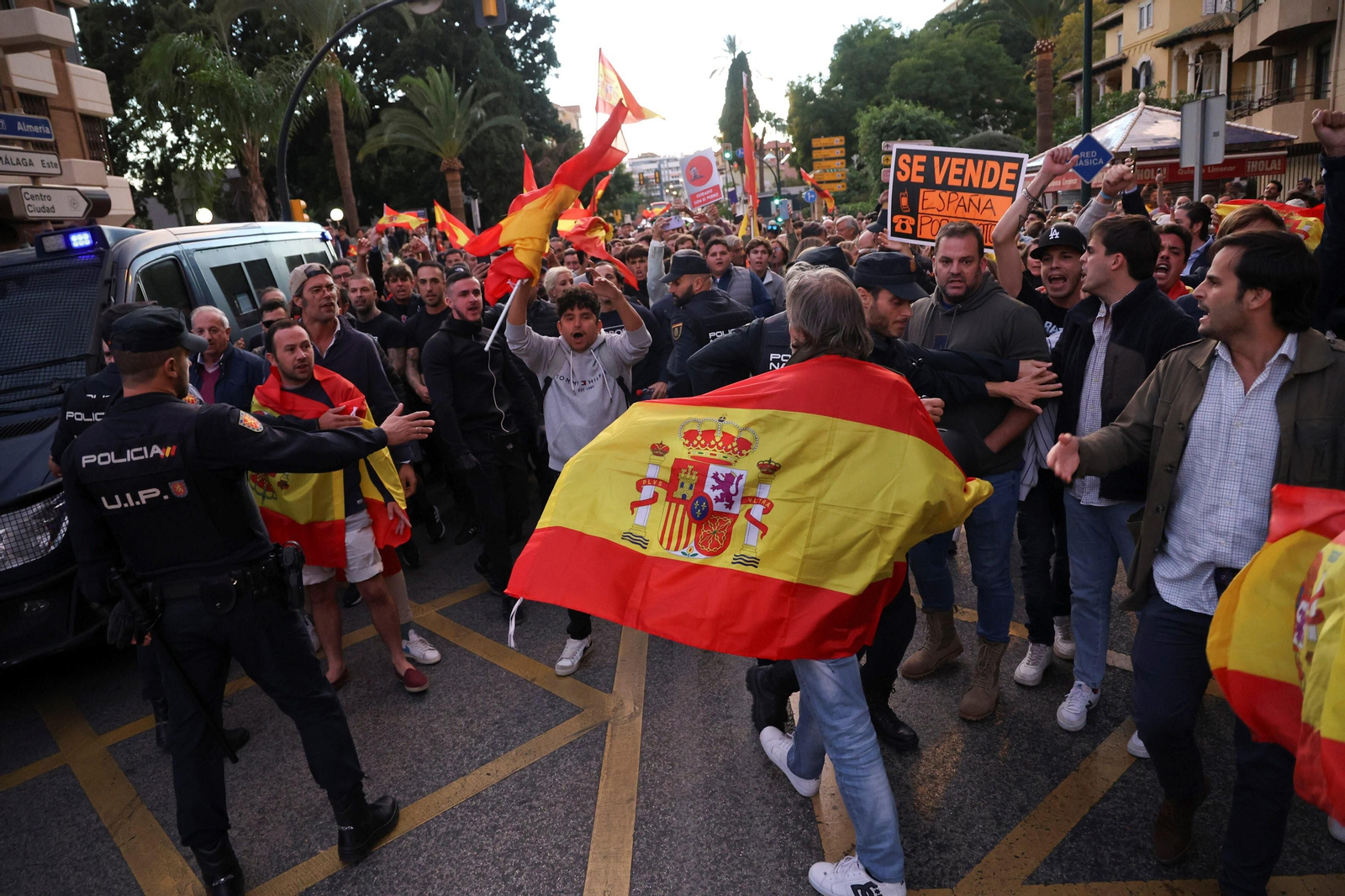 Las fotos de la protesta en Málaga contra Pedro Sánchez: "Se vende España por 7 votos" Las fotos de la protesta en Málaga contra Pedro Sánchez: "Se vende España por 7 votos"