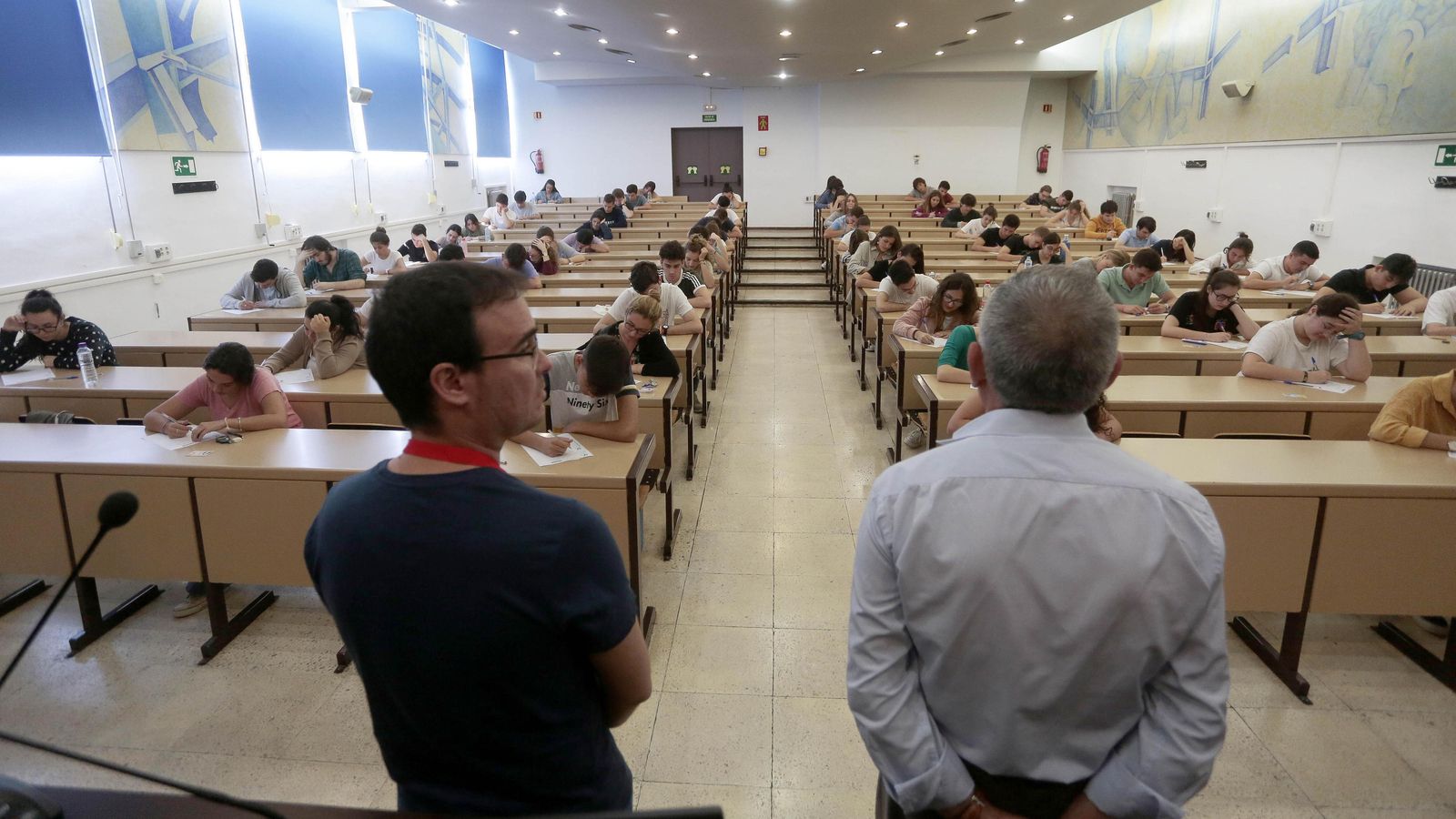 Celebración de un examen en un aula de la ETSIE.