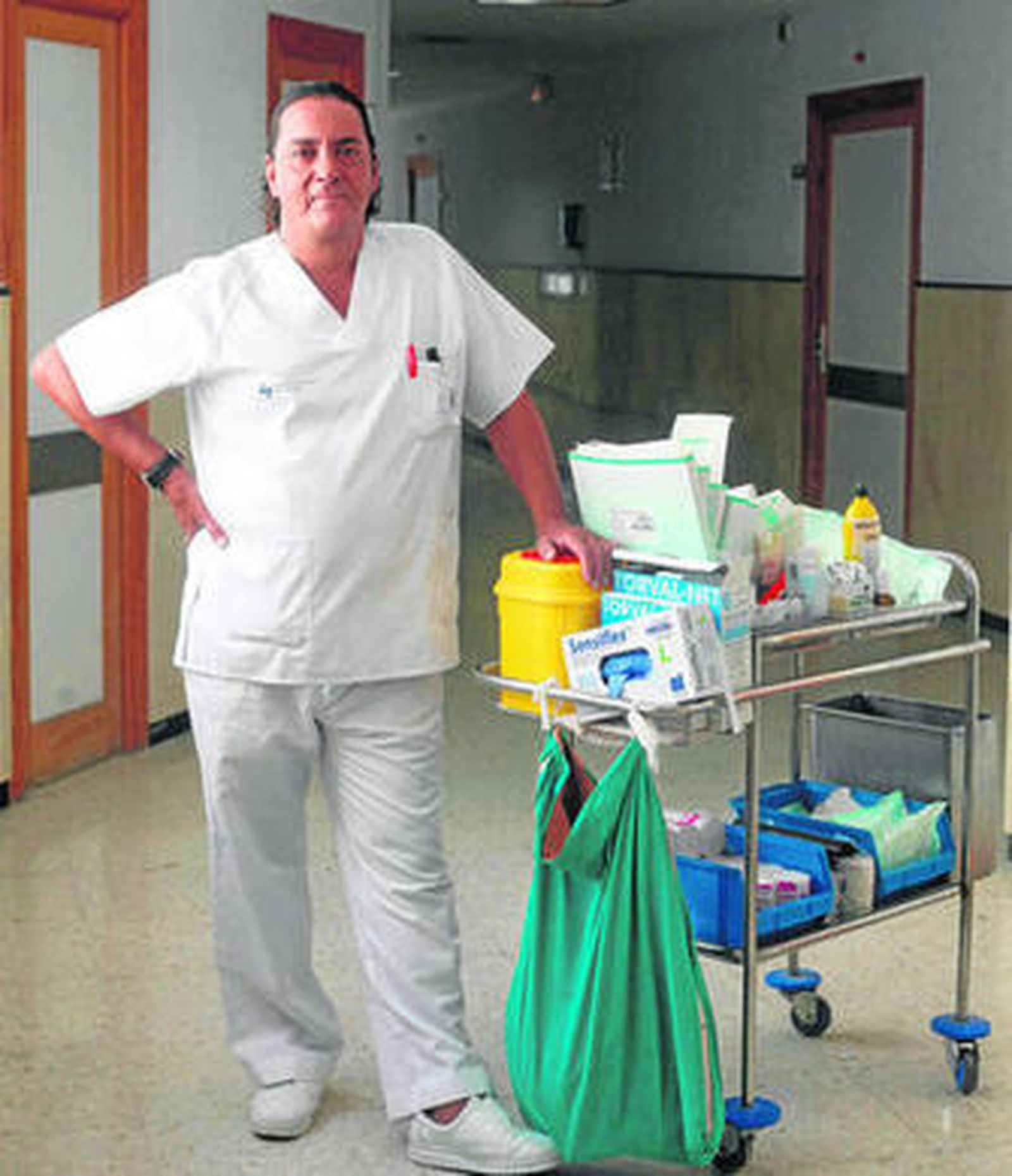 Chechu Do Campo con su carro de curas en el hospital San Rafael.