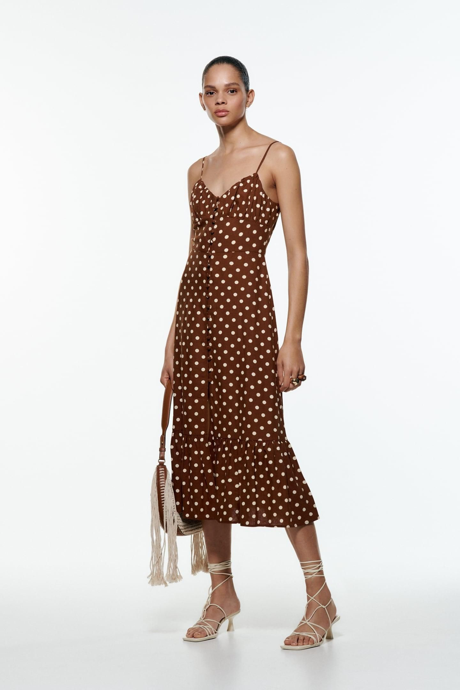 Vestido de estamado de lunares de Zara. Vestido de estamado de lunares de Zara.