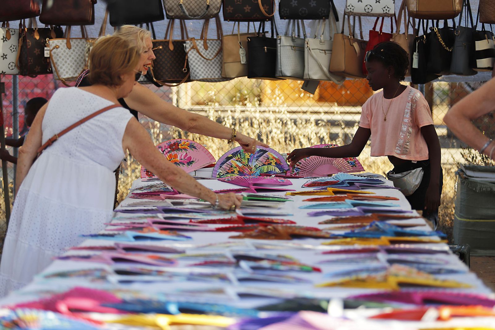 Imágenes de los mercadillos verano en Huelva