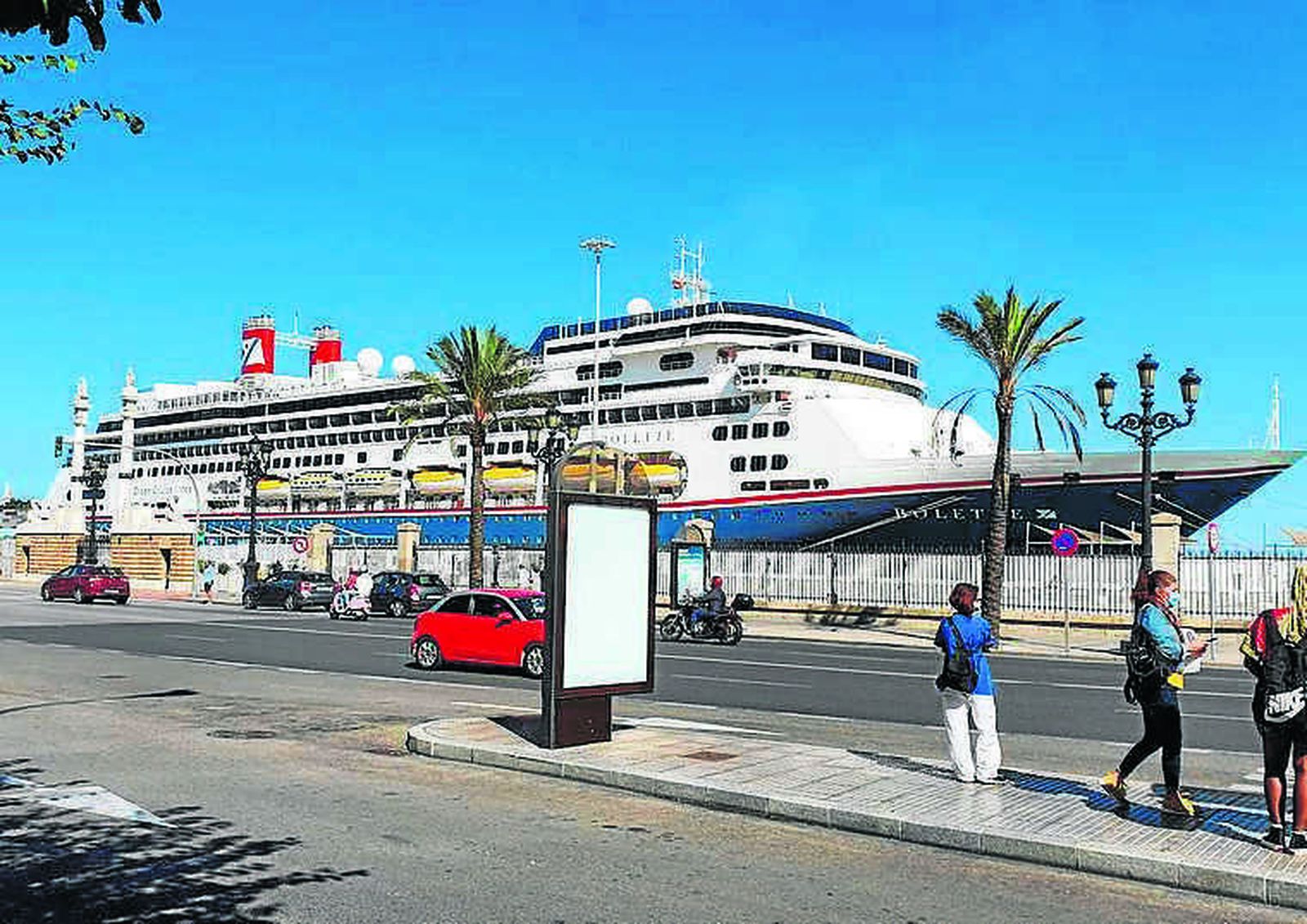 El ‘Bolette’, este viernes, atracado en el Muelle Ciudad del puerto de Cádiz.