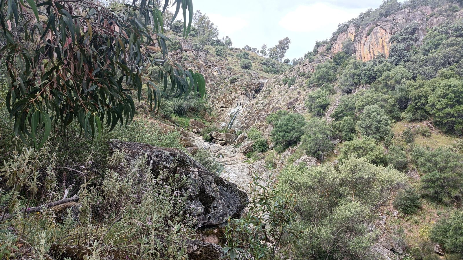 Al fondo vemos unas cascadas. Hay algunas bifurcaciones que permiten acercarnos más al cauce.