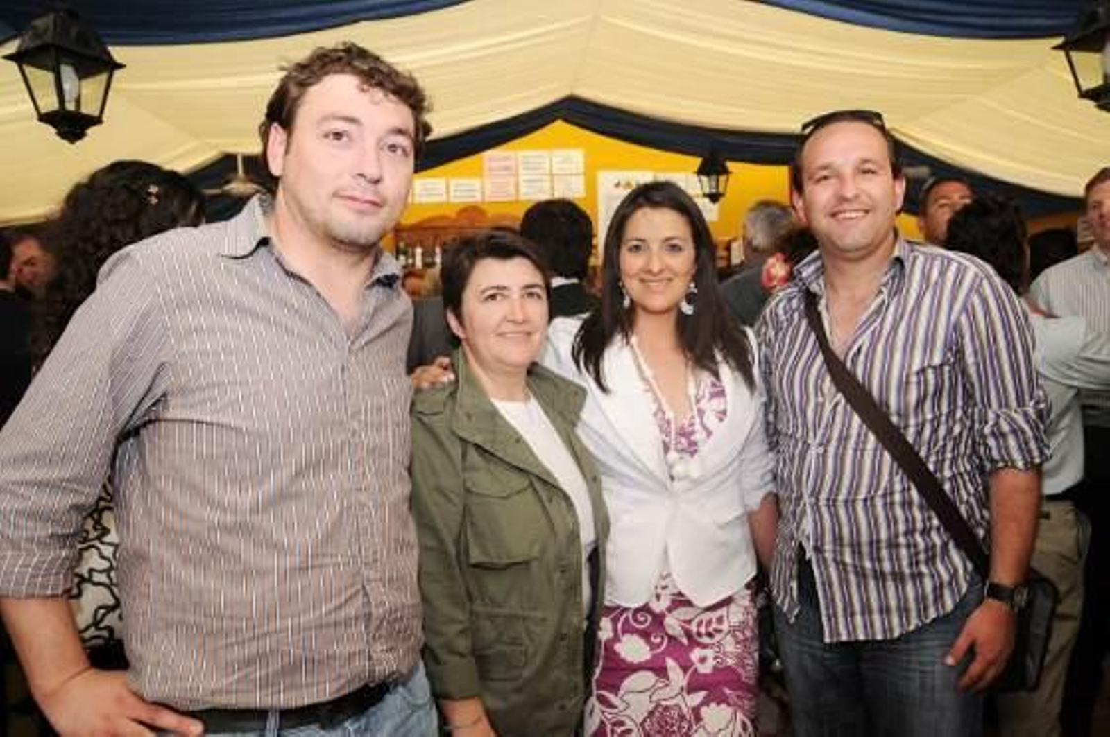 La alcaldesa de Grazalema, María José Lara, también se pasó por el Real y disfrutó junto a sus compañeros de la ejecutiva provincial del PSOE de la caseta de Diario de Jerez. 

Foto: Manuel Aranda