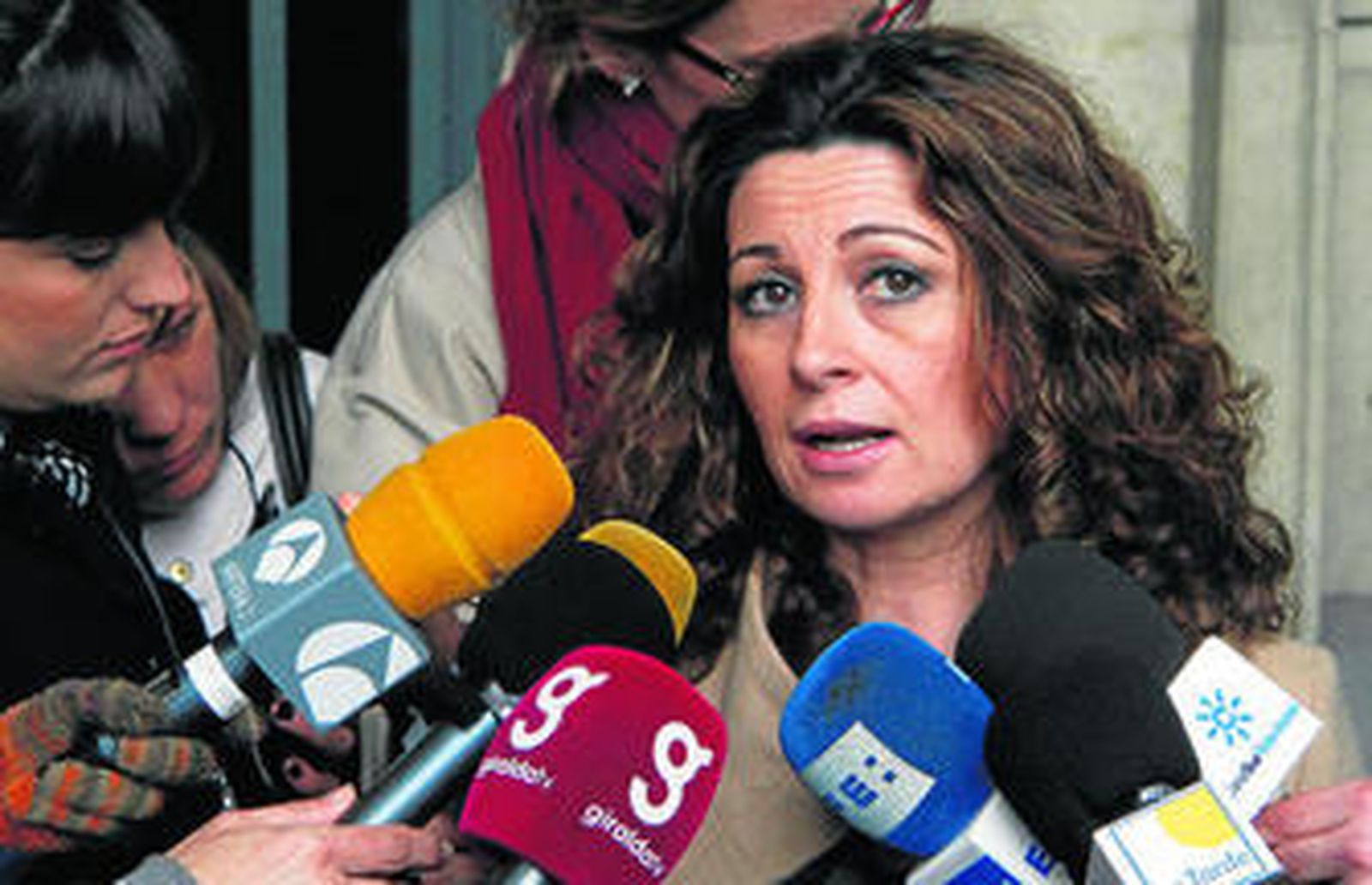La abogada Inmaculada Torres Moreno, que representará a los padres de Marta, atiende a los periodistas durante el juicio al Cuco.