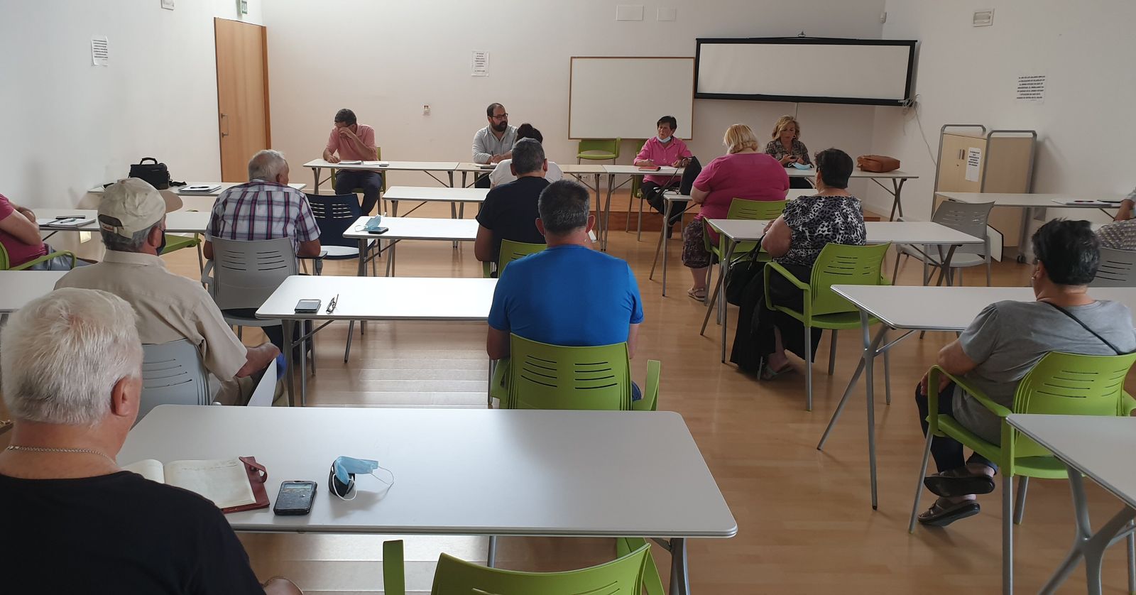 Asociaciones, Flave y Ayuntamiento debaten sobre el pago de las subvenciones vecinales.