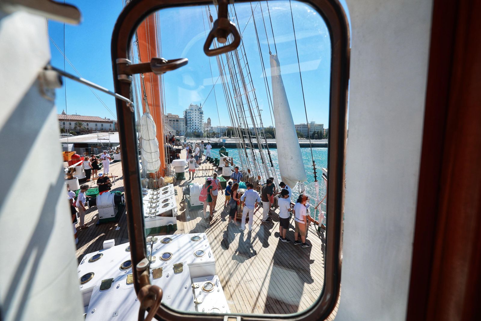 El gemelo del 'Elcano' está en Cádiz: las visitas al buque 'Esmeralda', en imágenes