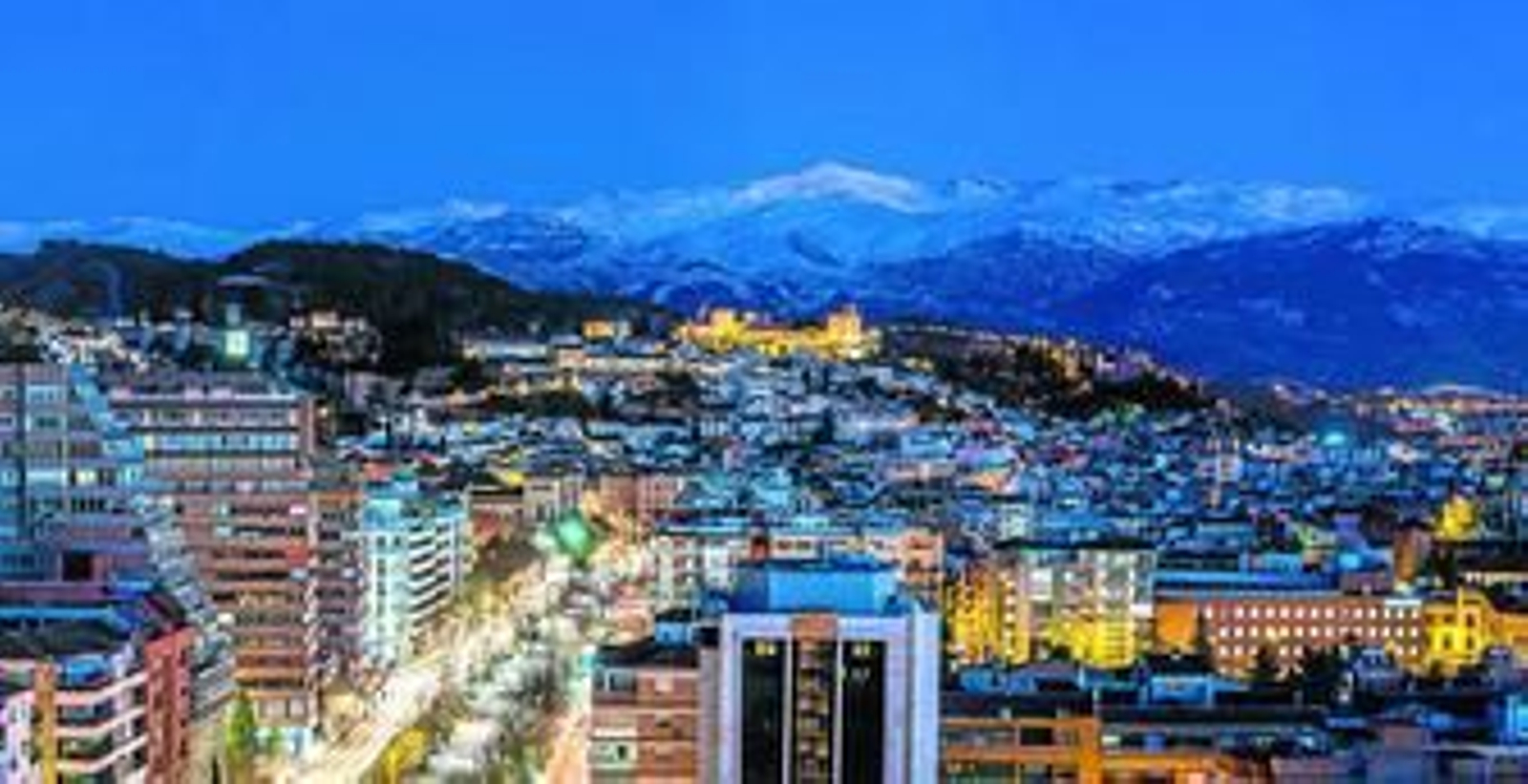 1. Con esta perspectiva el fotógrafo se animó a llevar a cabo el libro que acaba de publicar 2. El autor, con el libro, fotografiado en la terraza del Edificio Olmedo de Puerta Real.  3. La Plaza de las Pasiegas llena de gente durante un concierto y la Catedral. 4. Cubiertas del Centro Federico García Lorca de la plaza de la Romanilla. 5. Edificio del Hotel Victoria y calle Recogidas.