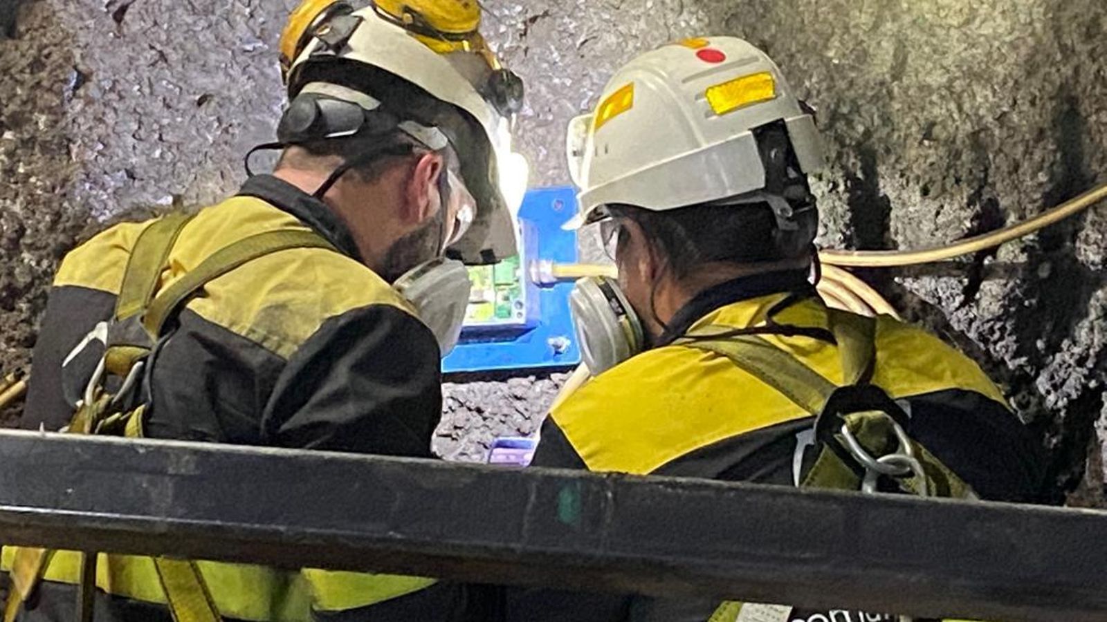 Trabajadores de Ábaco S&M realizan labores de conectividad en la mina.