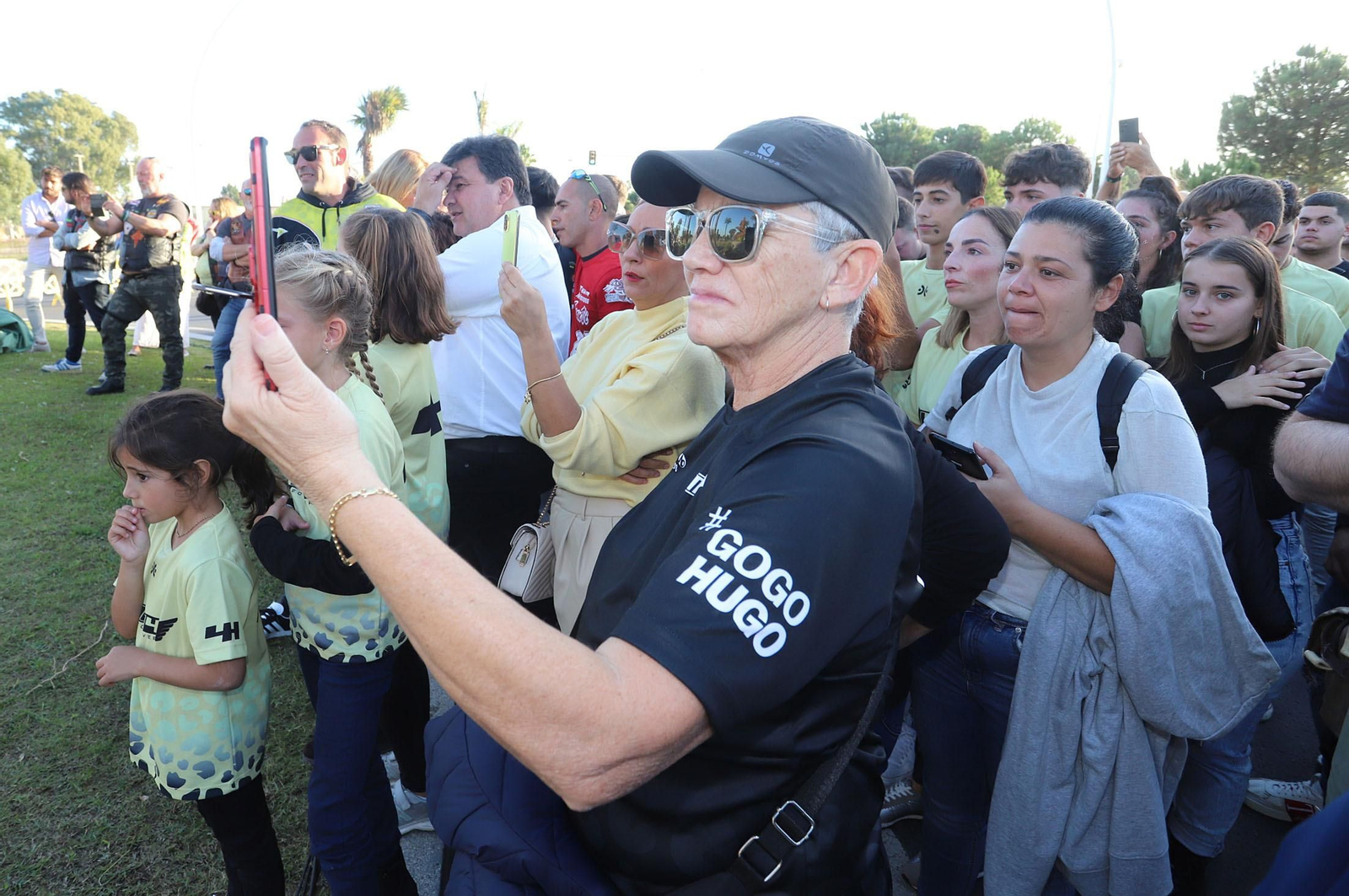 Imágenes del monumento a Súper Hugo en la rotonda frente al Nuevo Colombino