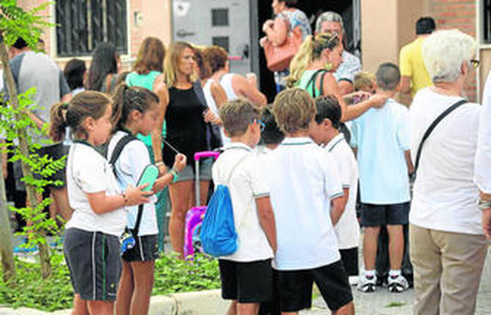 Los jóvenes estudiantes y sus familiares esperaban la apertura de puertas en el colegio Nuestra Señora del Carmen.