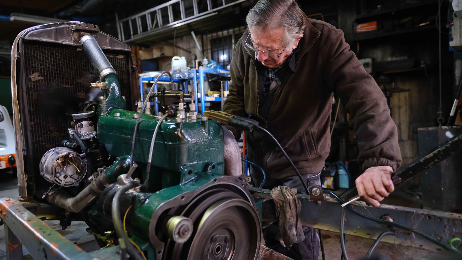 Bernardino Ramírez trabajando en el nuevo motor que está restaurando.