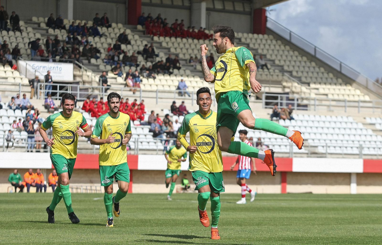 Pirulo festeja uno de sus goles, en el Nuevo Mirador de Algeciras.