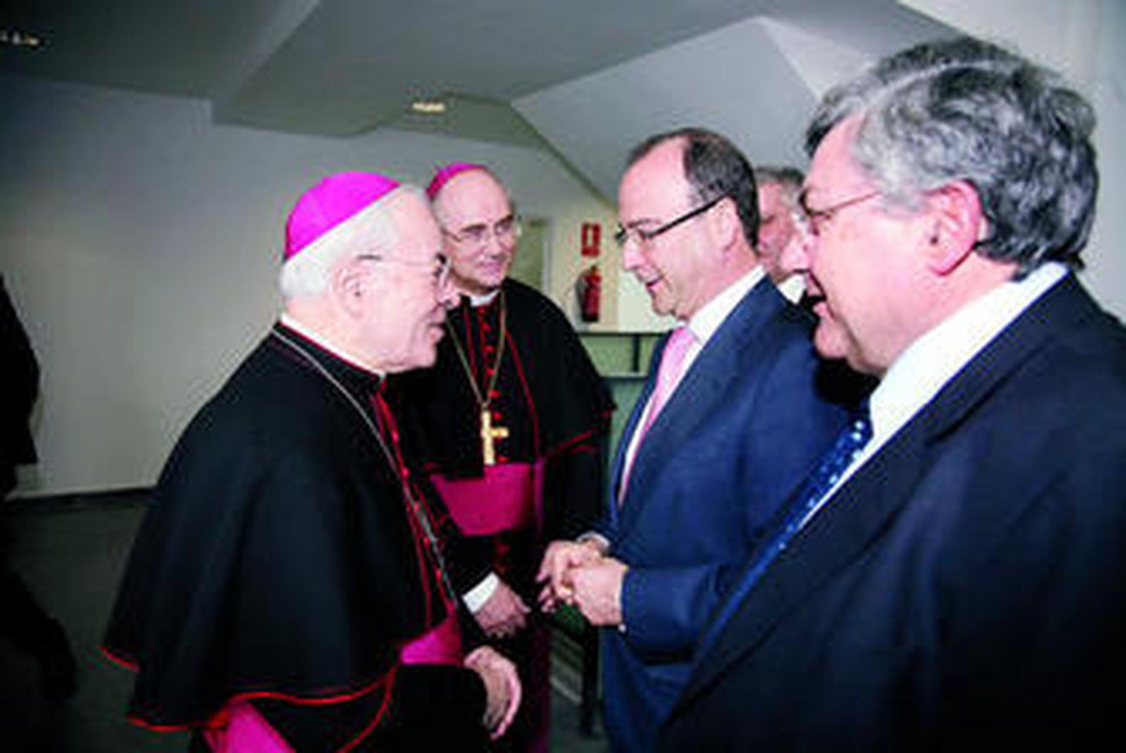 Monseñor Monteiro de Castro saluda al alcalde de Almería a su llegada al Colegio Diocesano.