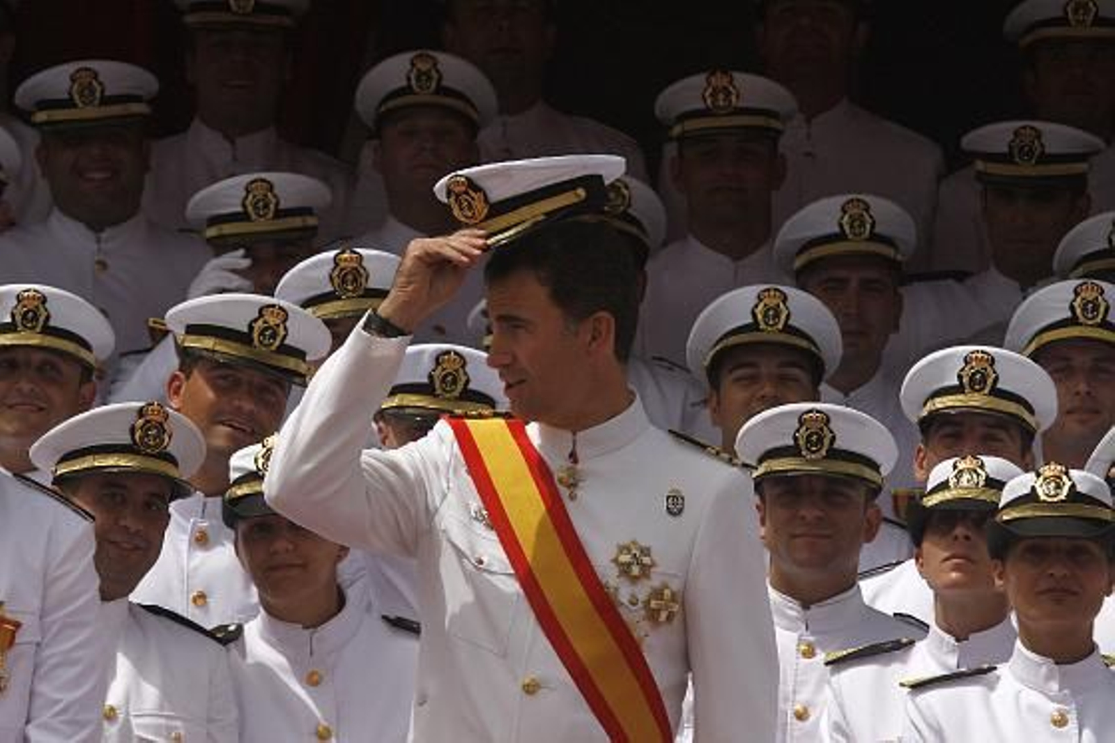 El Príncipe preside en La Isla la entrega de los Reales Despachos a los números uno del Cuerpo General de la Armada.

Foto: Nuria Reina