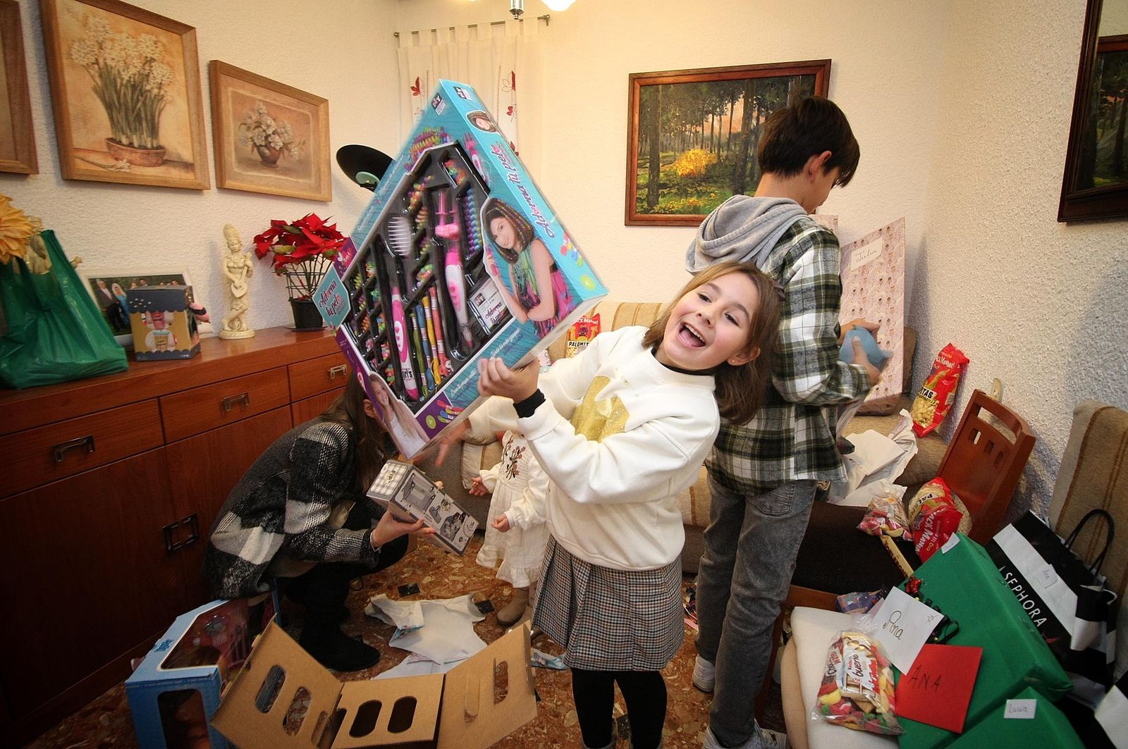 Imágenes de los niños abriendo los regalos de los Reyes Magos en Huelva