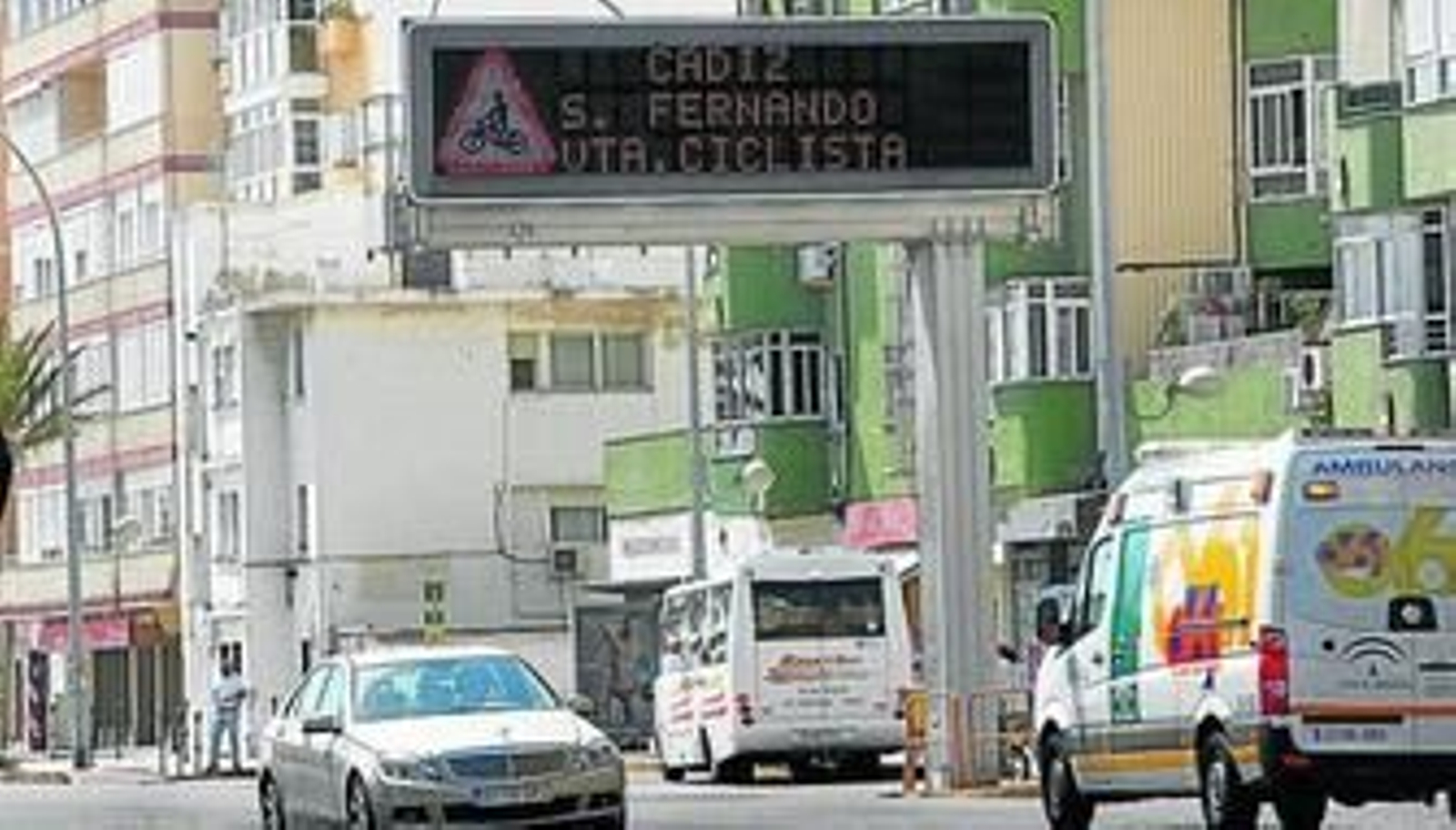 Uno de los carteles anunciadores de la DGT, en un panel informativo ubicado a la salida de Cádiz.