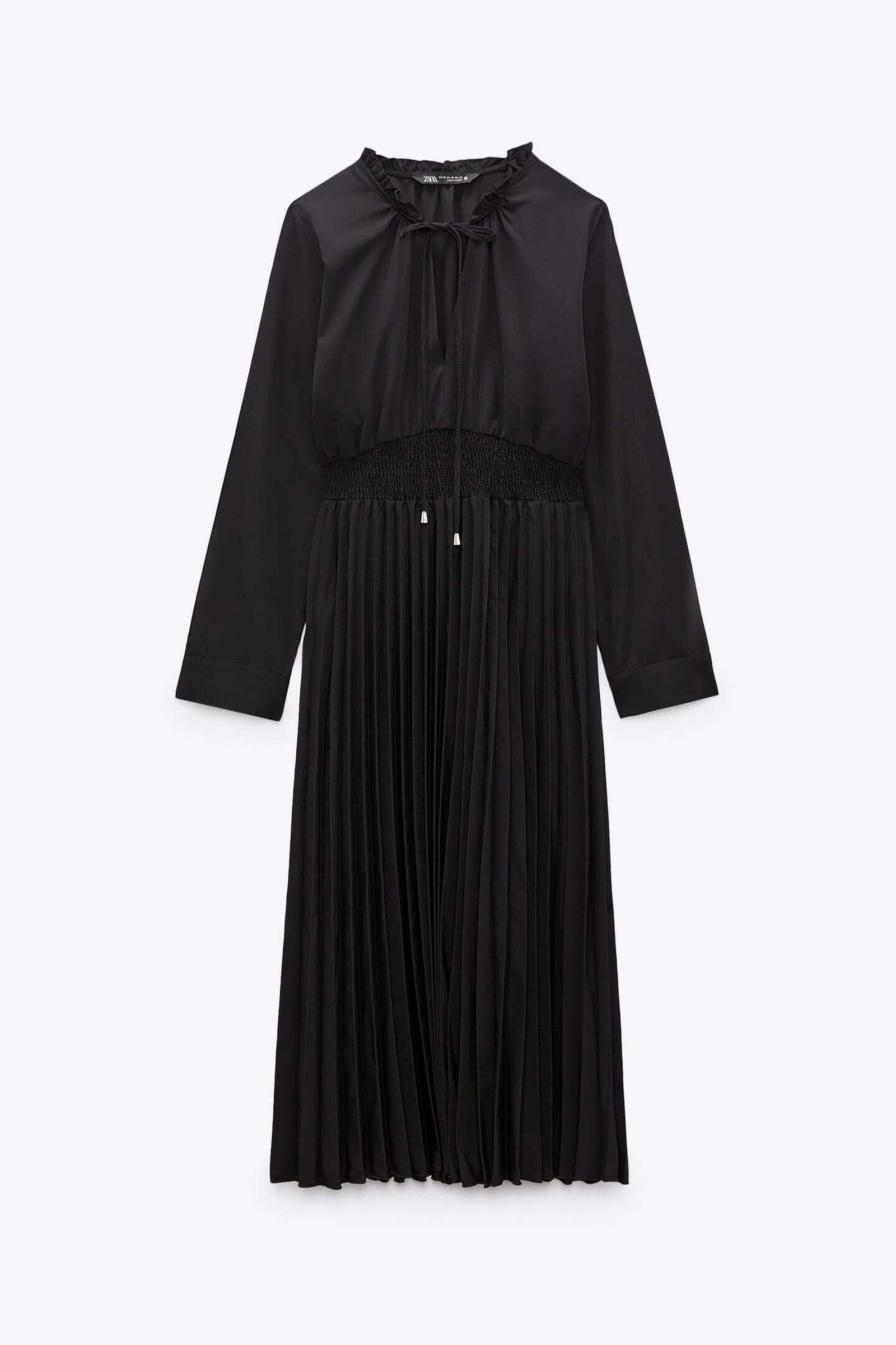Vestido negro plisado de Zara. Vestido negro plisado de Zara.